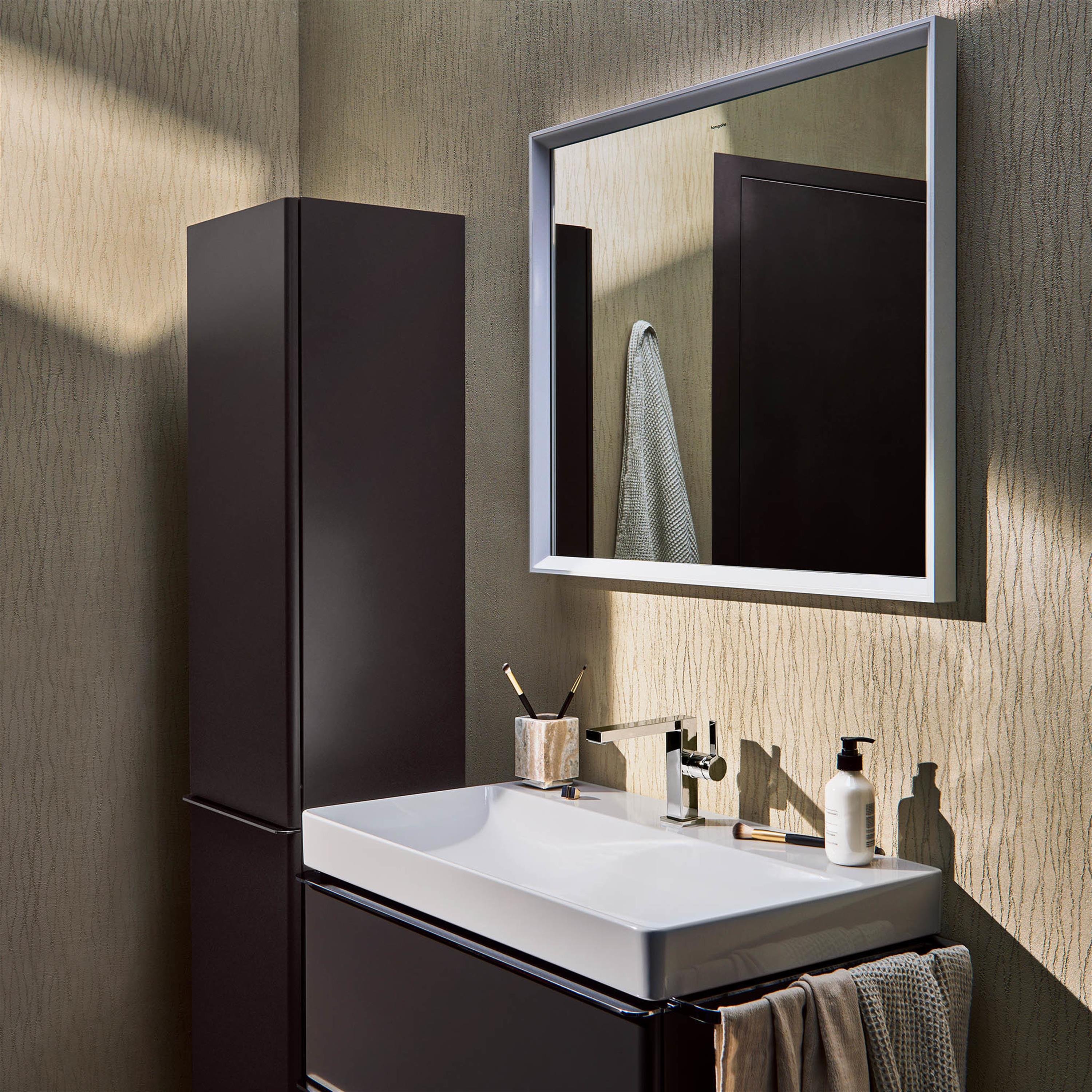 Hansgrohe Xarita E lustro 70x80 cm z oświetleniem LED z czujnikiem biały mat 54996700