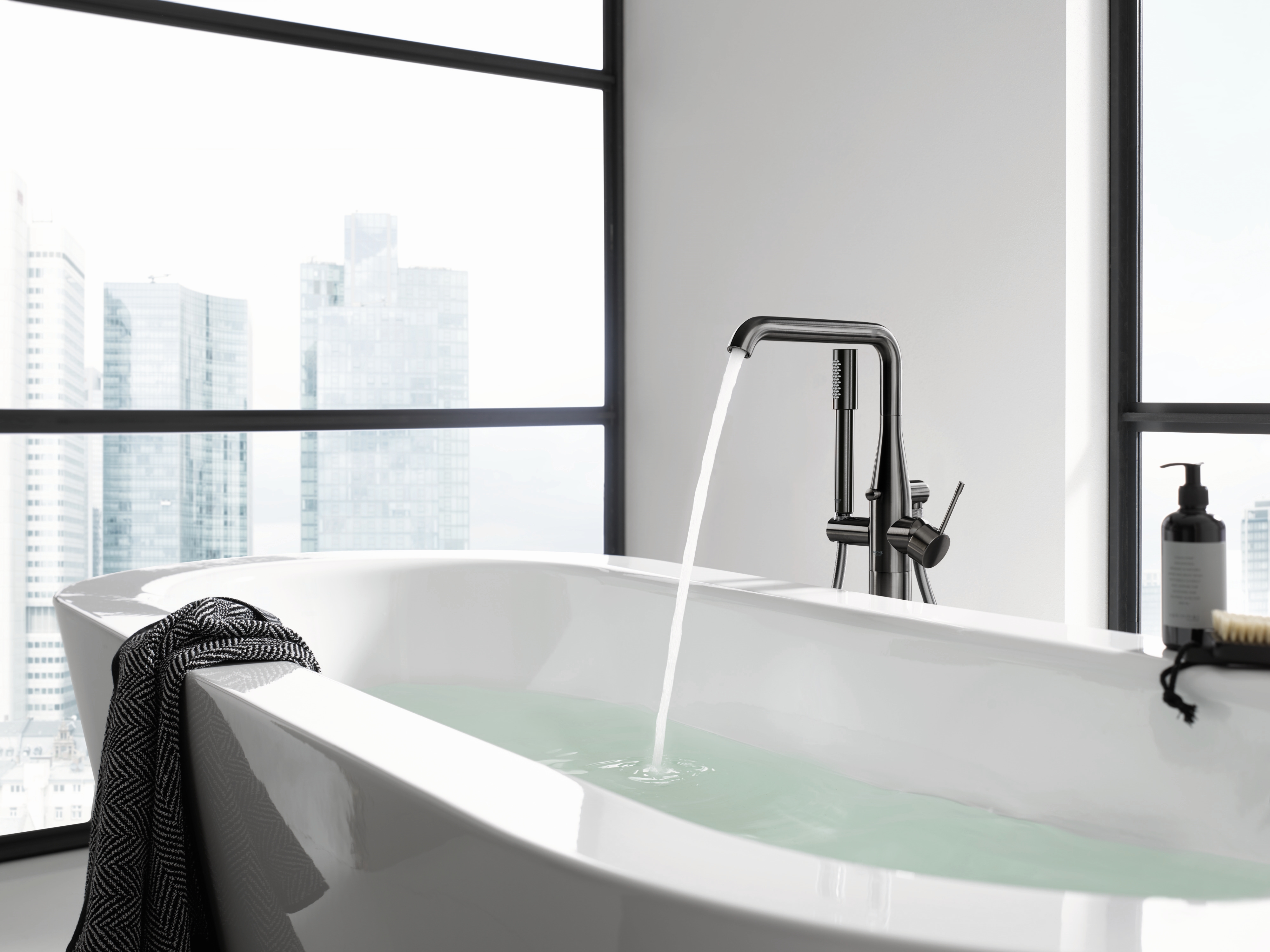 Grohe Essence bateria wannowo-prysznicowa wolnostojąca brushed hard graphite 23491AL1