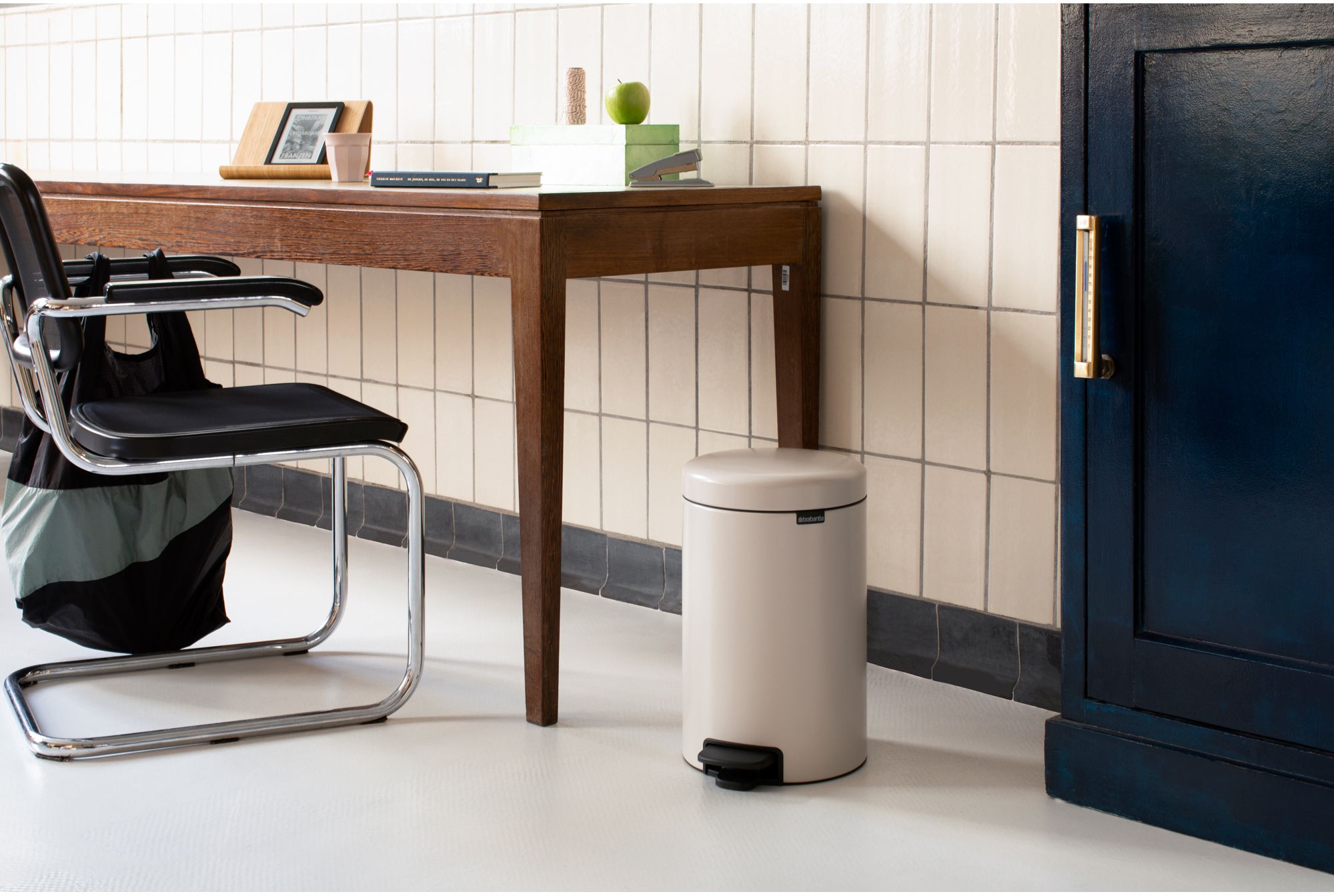 Brabantia NewIcon kosz na śmieci 12 l pedałowy beżowy/czarny 149924