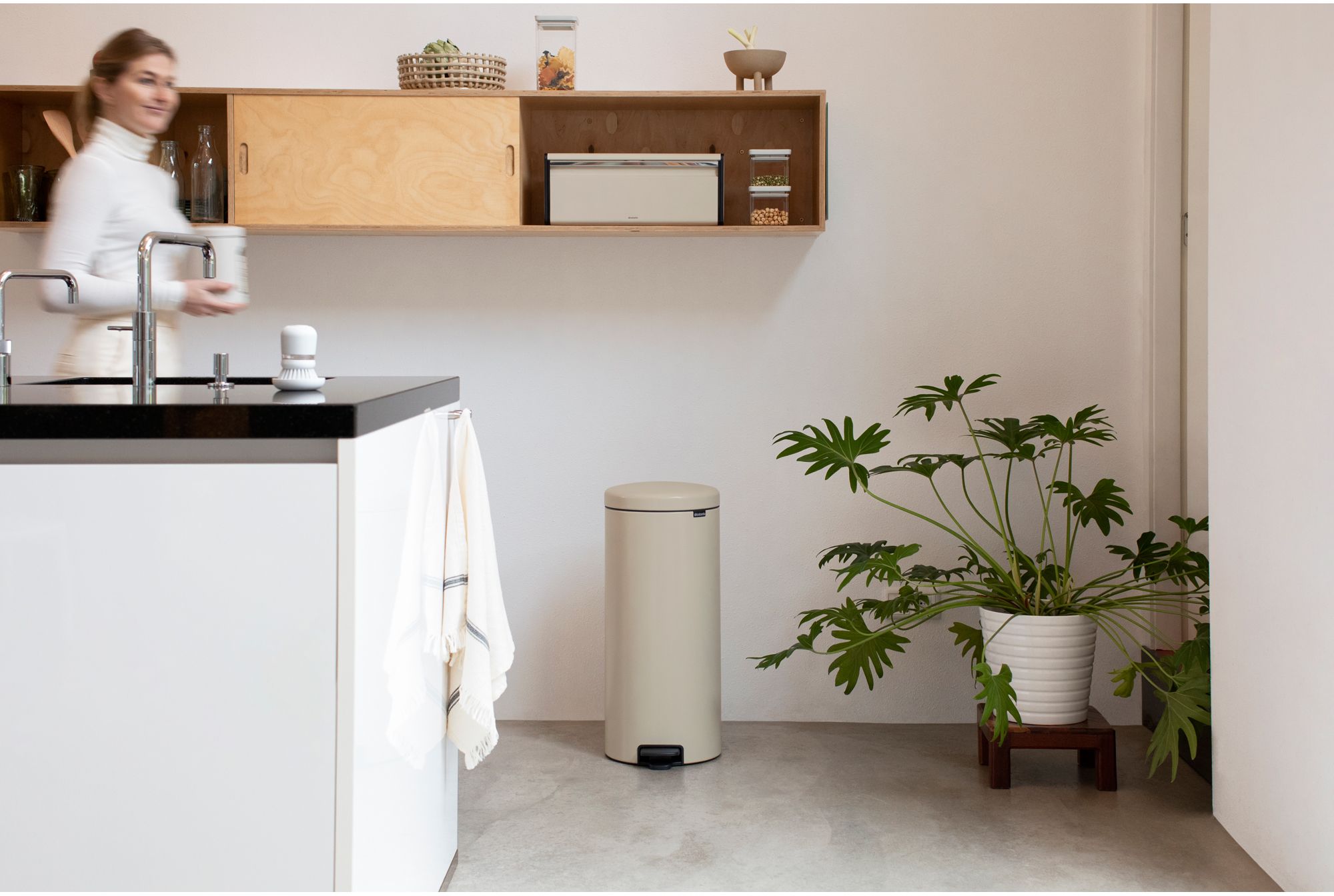 Brabantia NewIcon kosz na śmieci 30 l pedałowy beżowy/czarny 149962