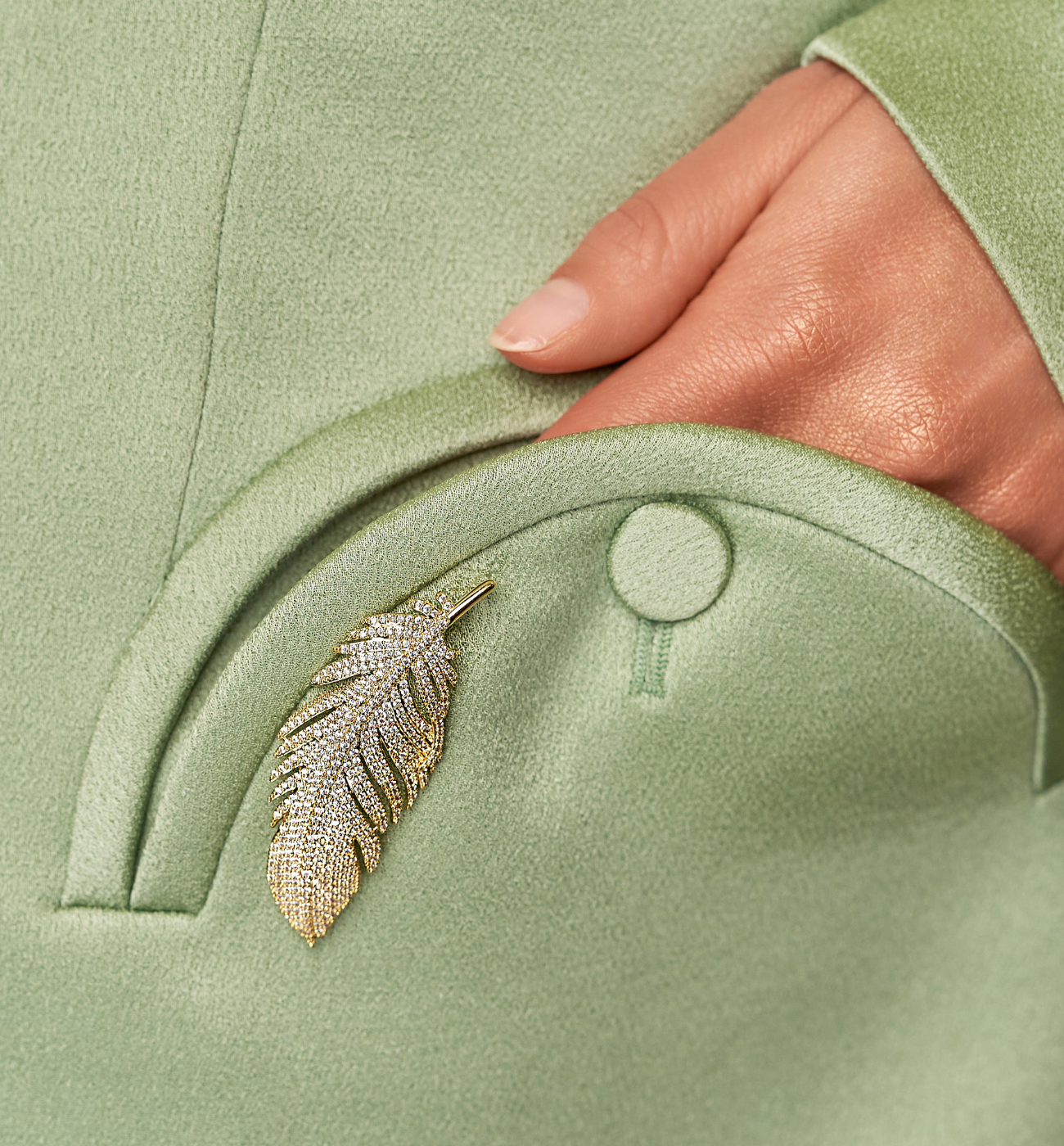 Broszka ze złotym piórkiem Gold Feather BRSS0048