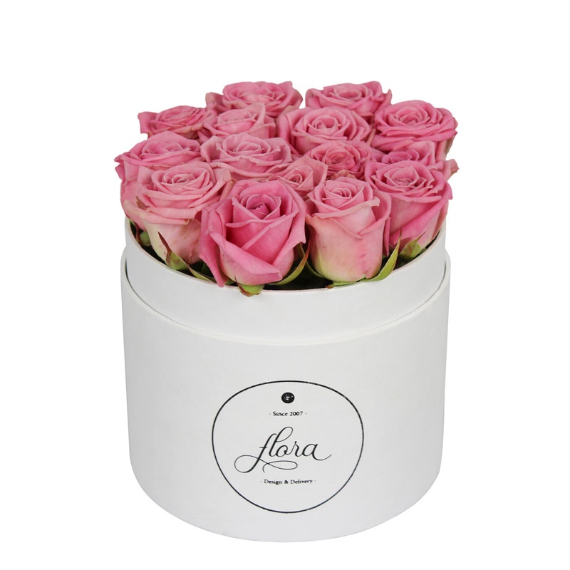 FlowerBox - różowe róże w białym pudełku (średni)