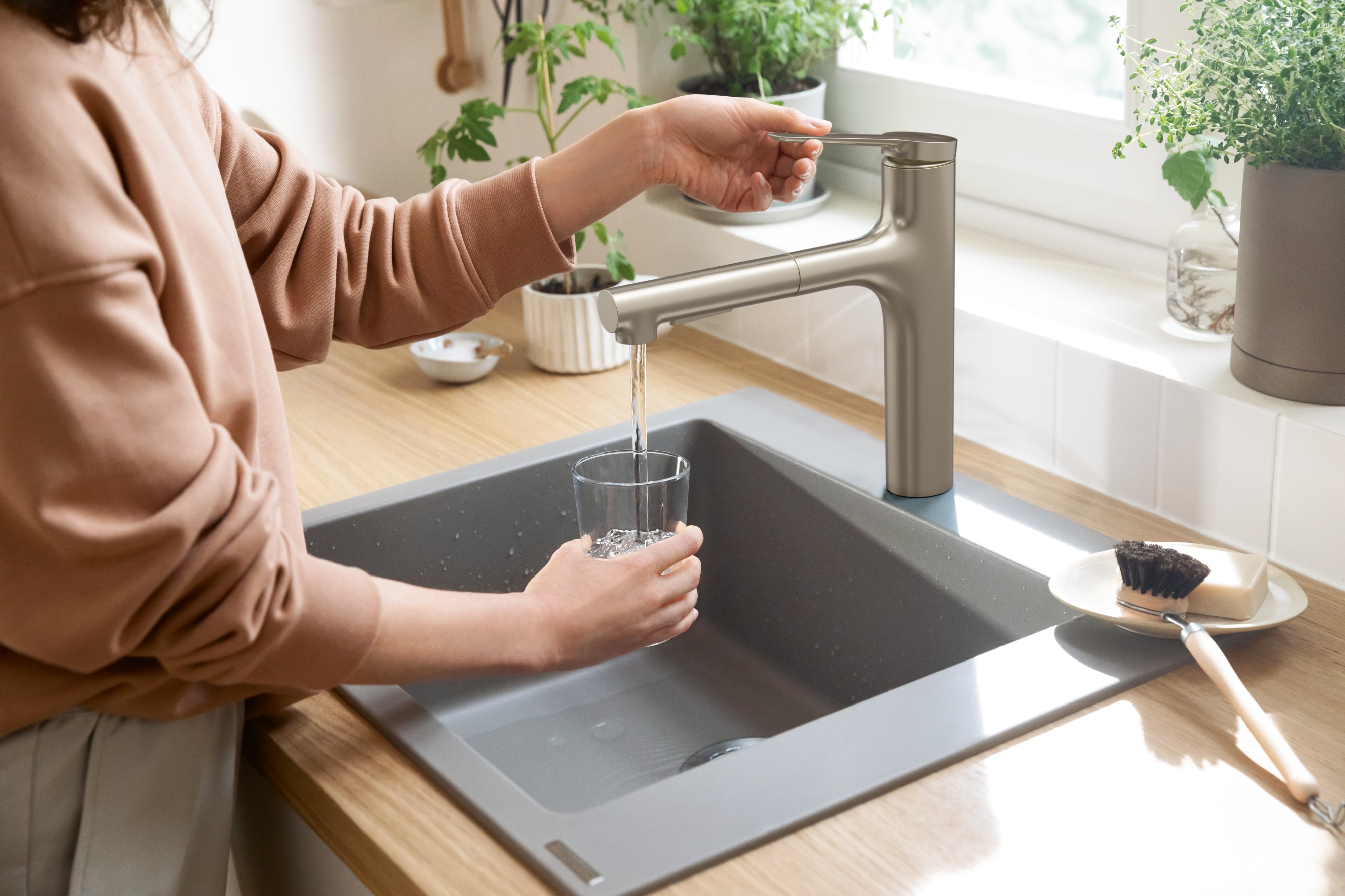 Hansgrohe Zesis M33 bateria kuchenna z wyciąganą wylewką stojąca stal szlachetna optyczna 74801800