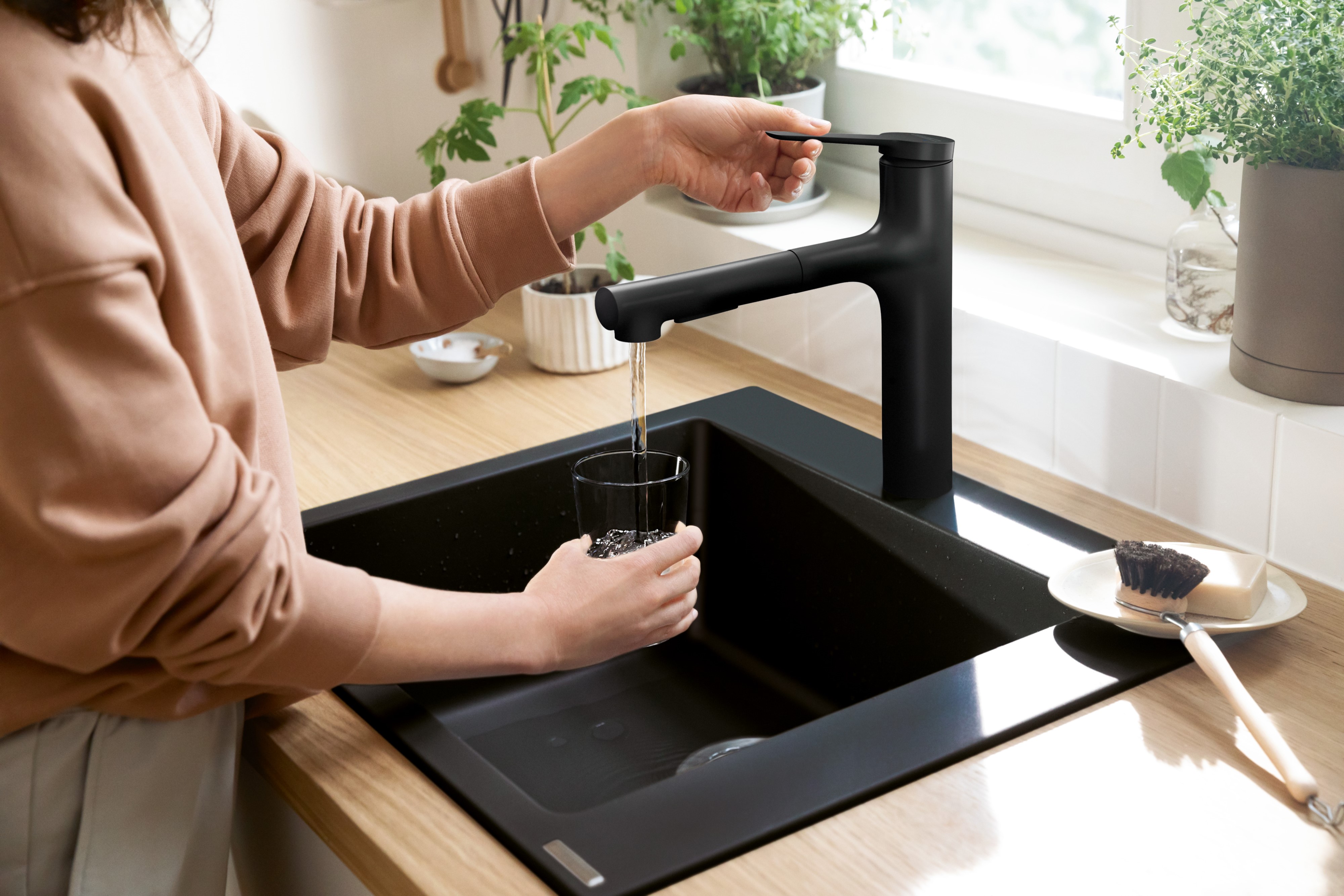 Hansgrohe Zesis M33 bateria kuchenna z wyciąganą wylewką stojąca czarny mat 74801670