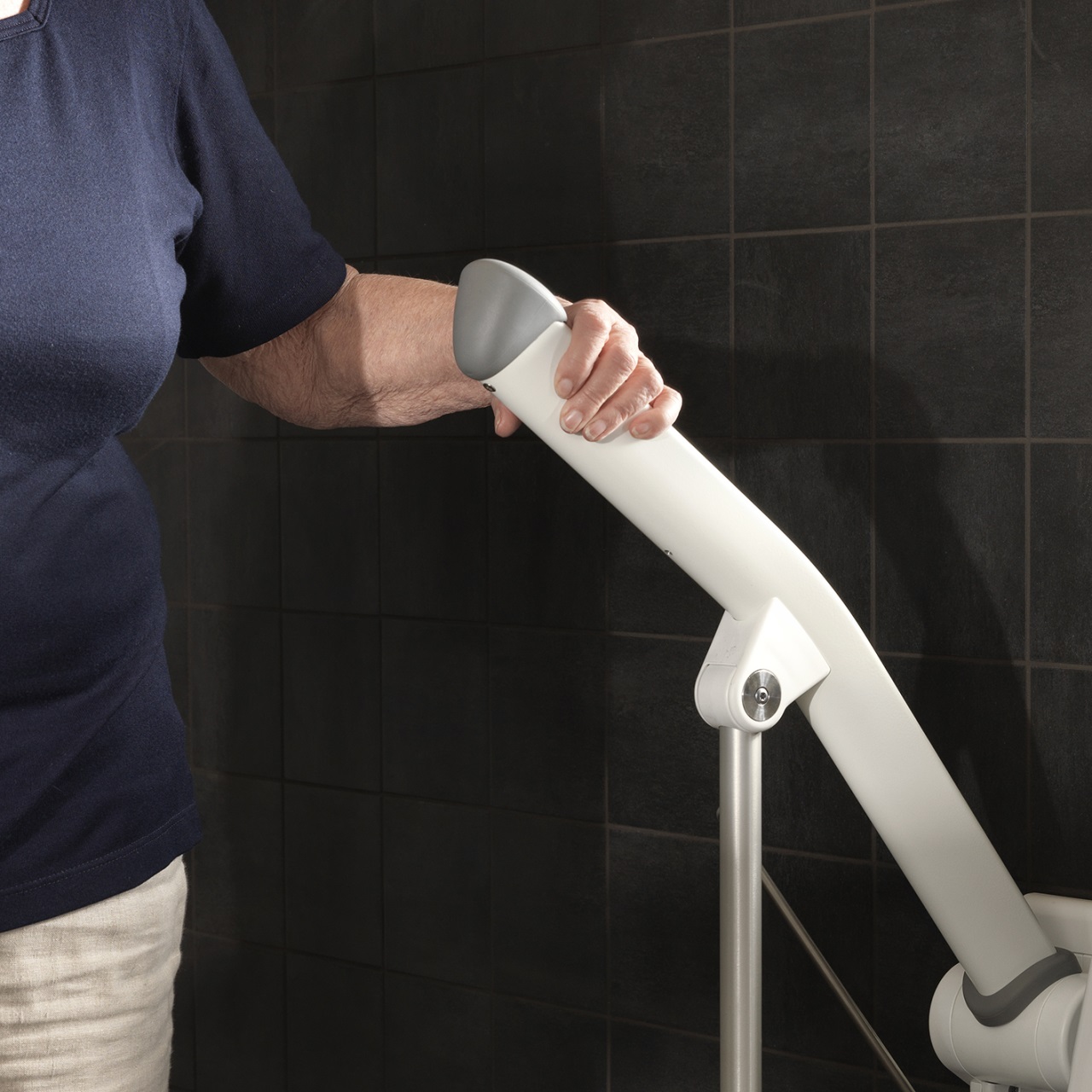 Etac Rex poręcz 85 cm z nóżką ułatwiająca korzystanie z toalety biała 81705050