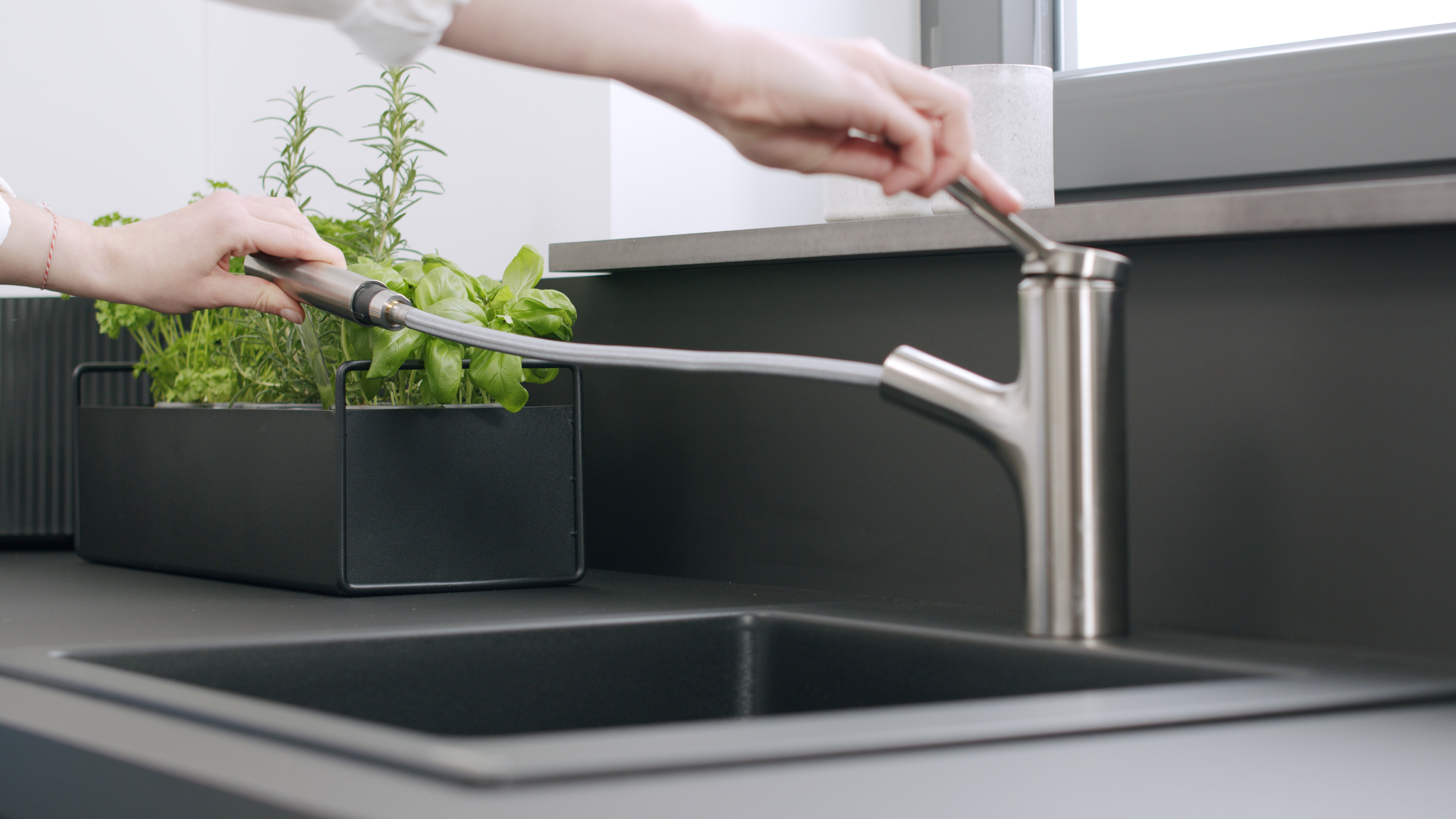 Hansgrohe Zesis M33 bateria kuchenna z wyciąganą wylewką stojąca stal szlachetna optyczna 74803800