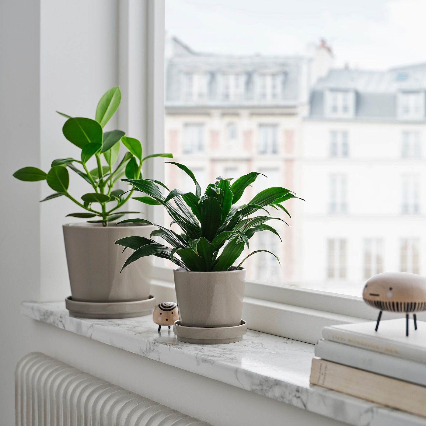 IKEA KLOTLÖNN doniczka z podstawką, do wewnątrz/na zewnątrz/szary/beż, 9 cm