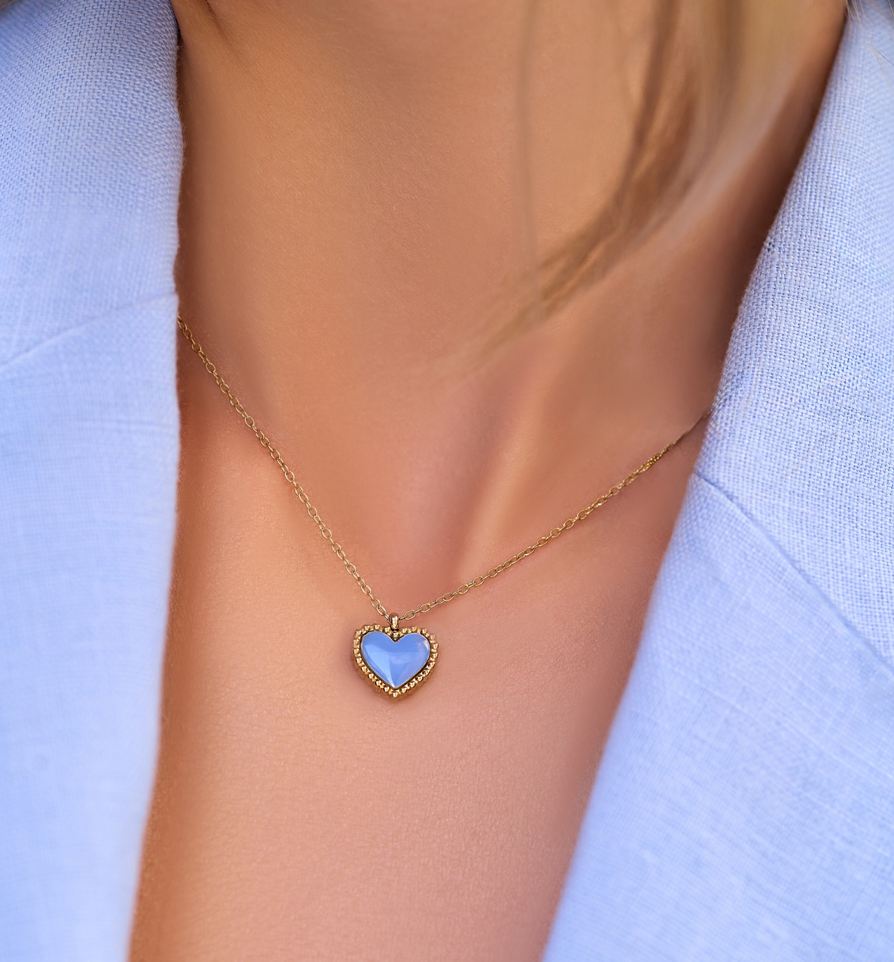 Naszyjnik złoty z sercem i niebieską emalią Enamel Heart - By Dziubeka