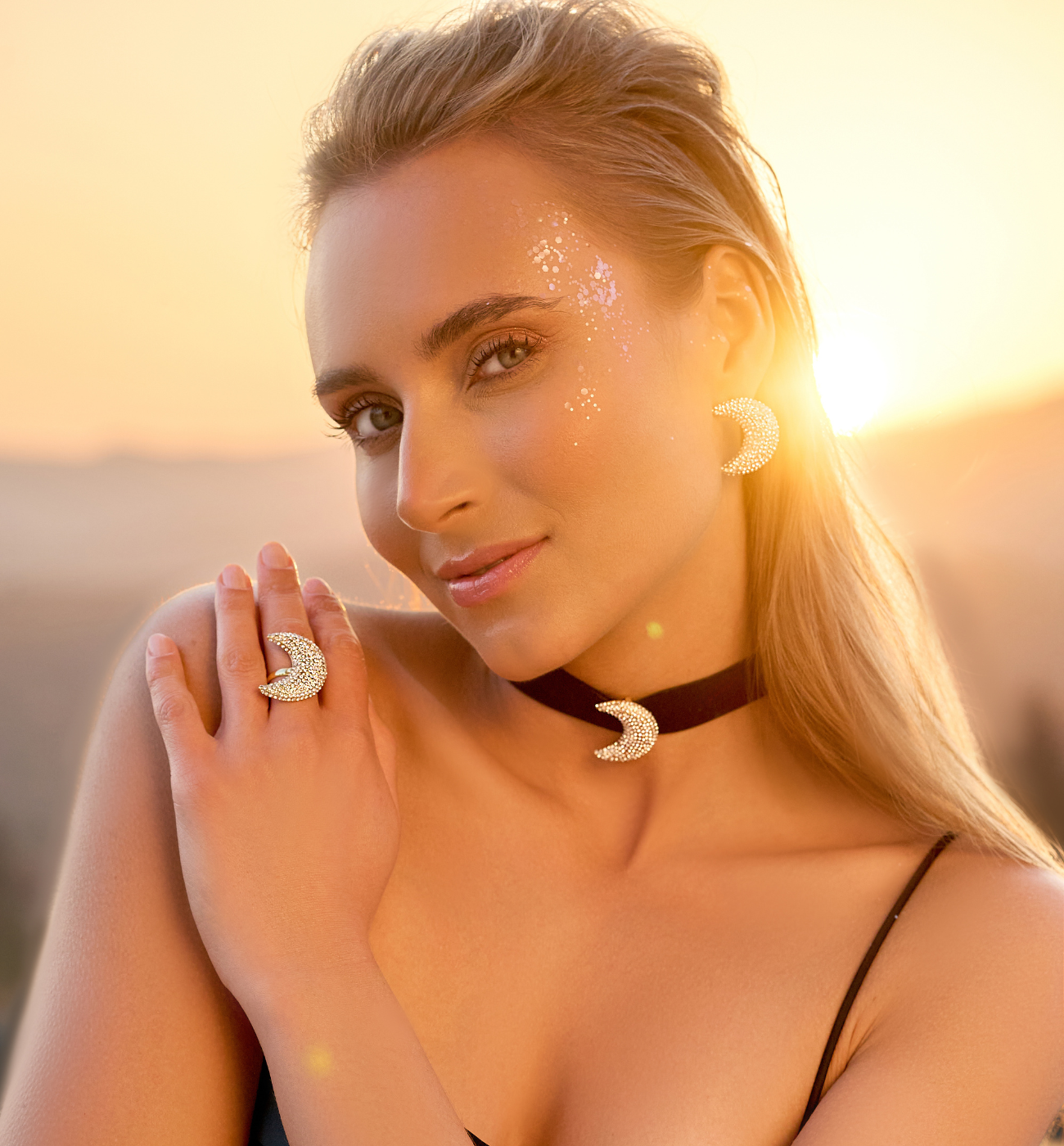 Choker czarny ze złotym księżycem Fabulous - By Dziubeka