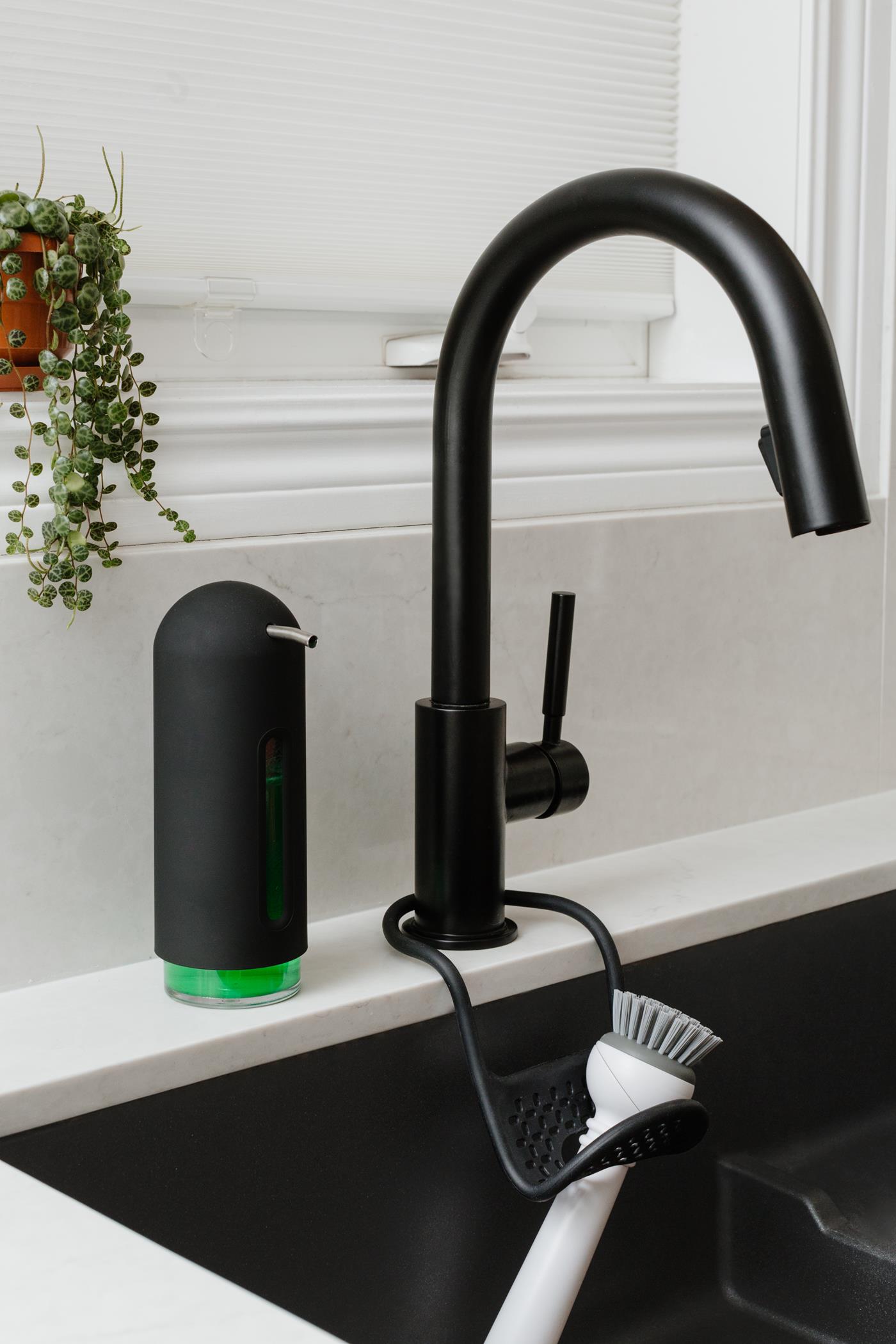 Umbra Penguin dozownik do mydła 355 ml czarny 330190-040