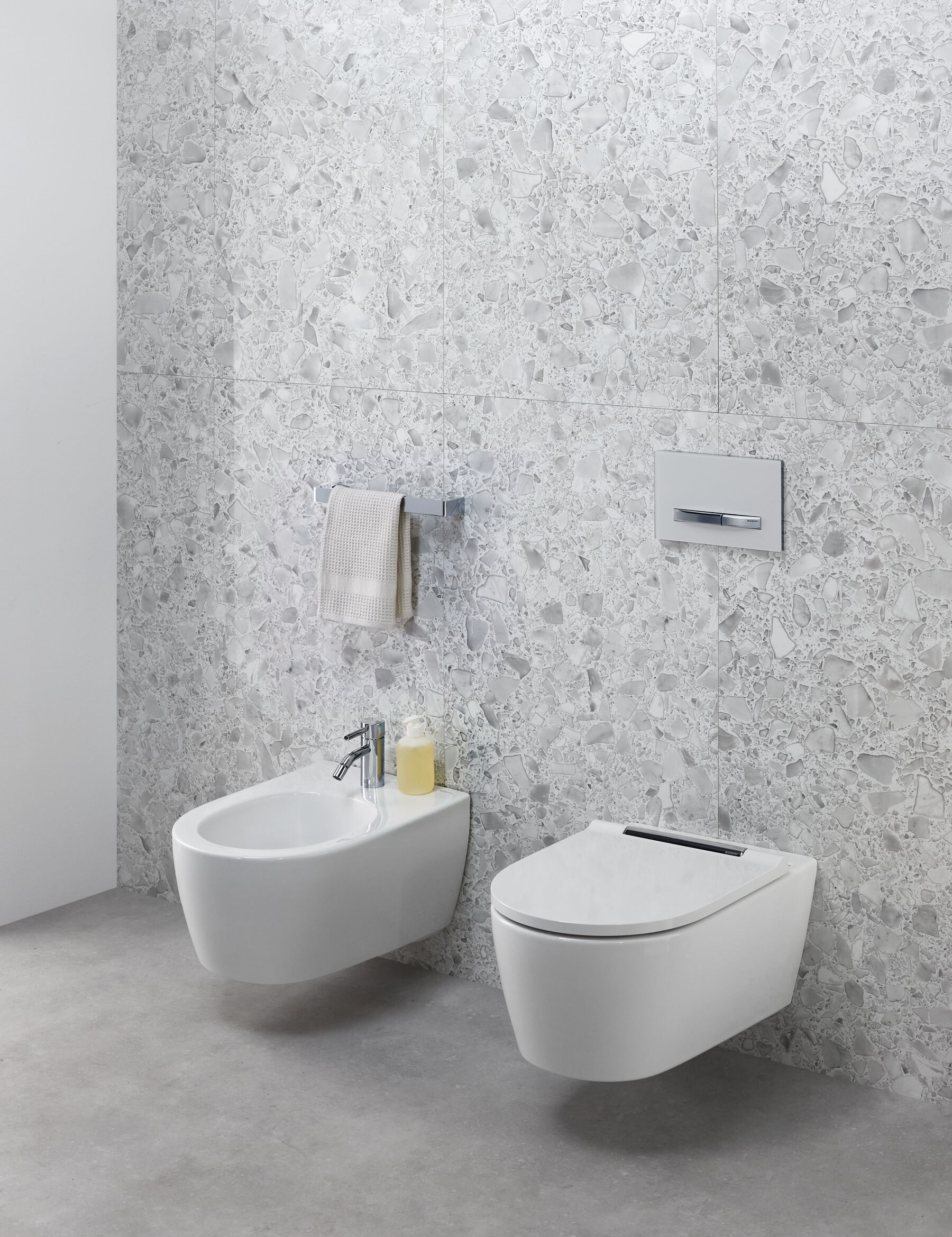 Geberit One miska WC z deską wolnoopadającą wisząca bez kołnierza spłukiwanie wirowe biały mat 500.202.JT.1