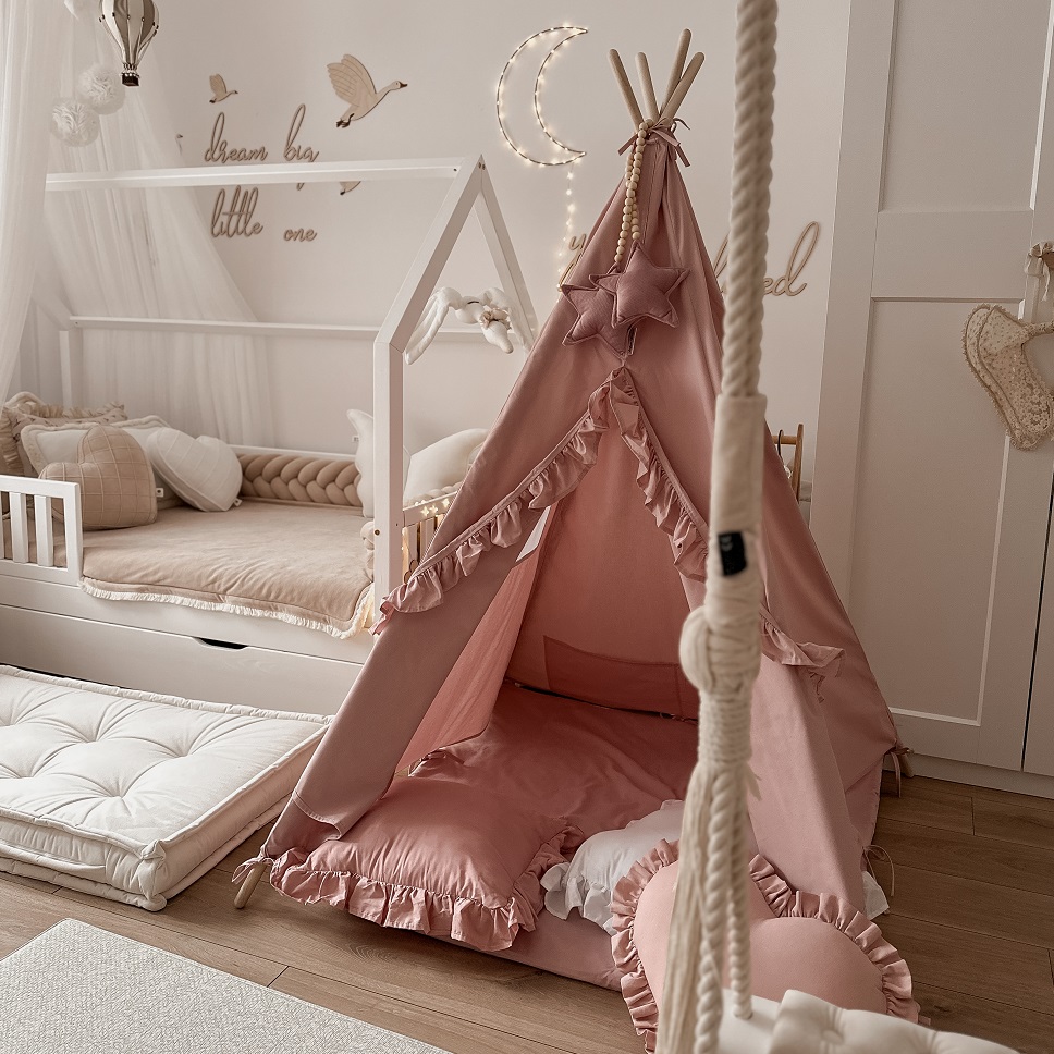 Namiot tipi brudny róż z falbankami i matą