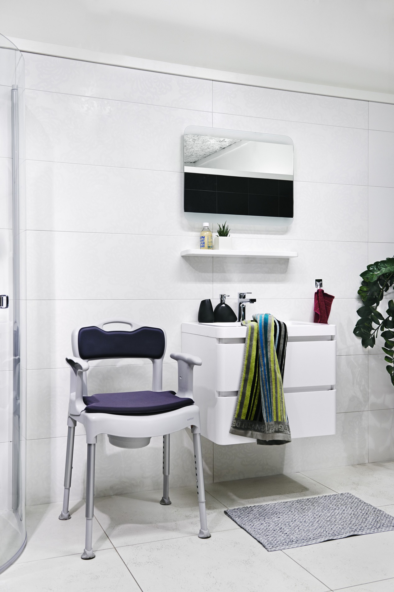 Etac Swift Commode krzesełko toaletowo-prysznicowe z podłokietnikami i oparciem 81702030