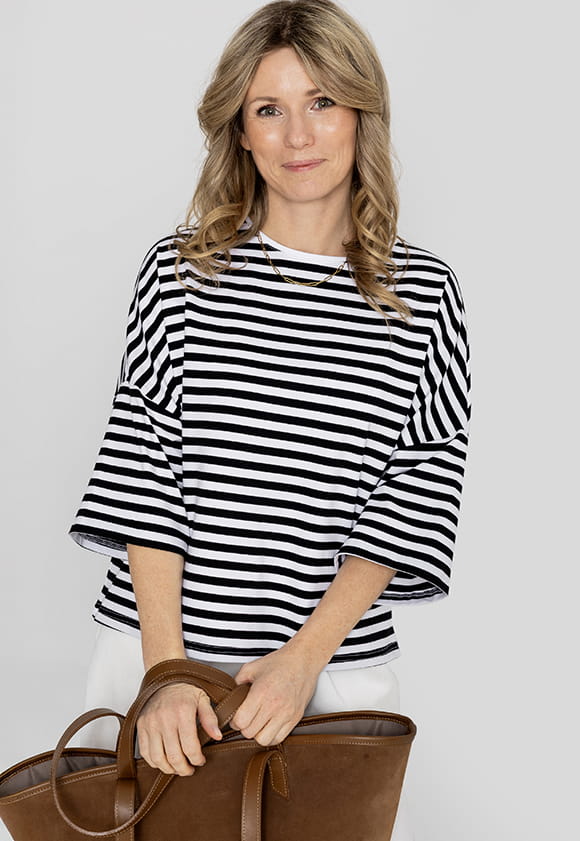 Lillow - Pudełkowy T-SHIRT AERIS - czarne paski - Materiał bawełna - Uszyto w Polsce