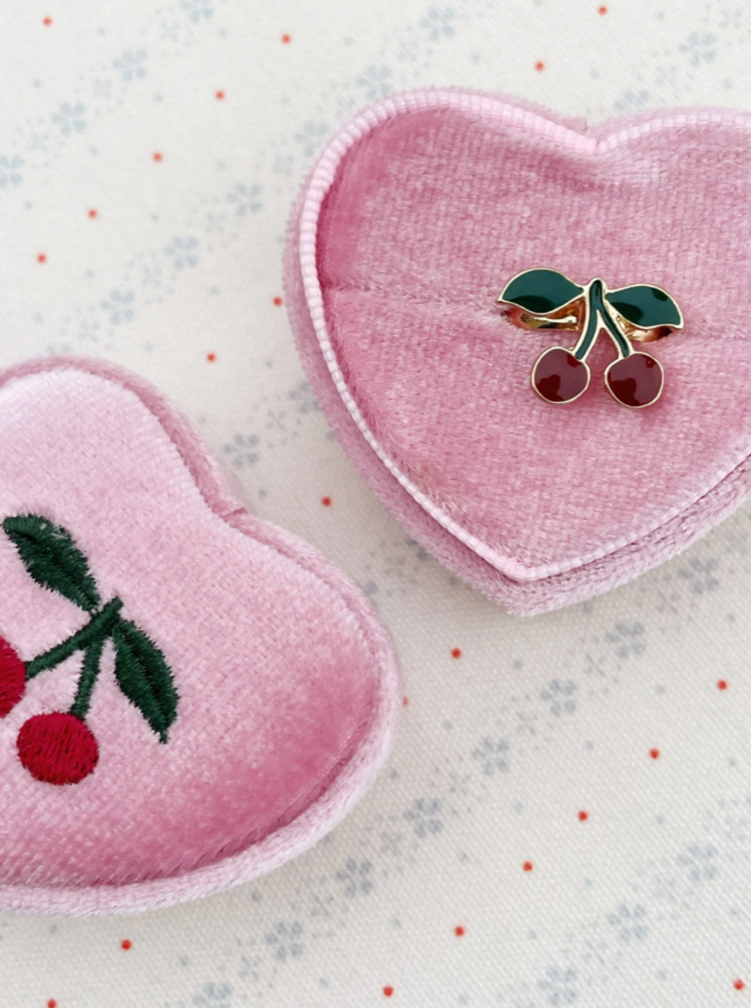Pierścionek w pudełeczku LOVE RINGS CHERRY Konges Sløjd