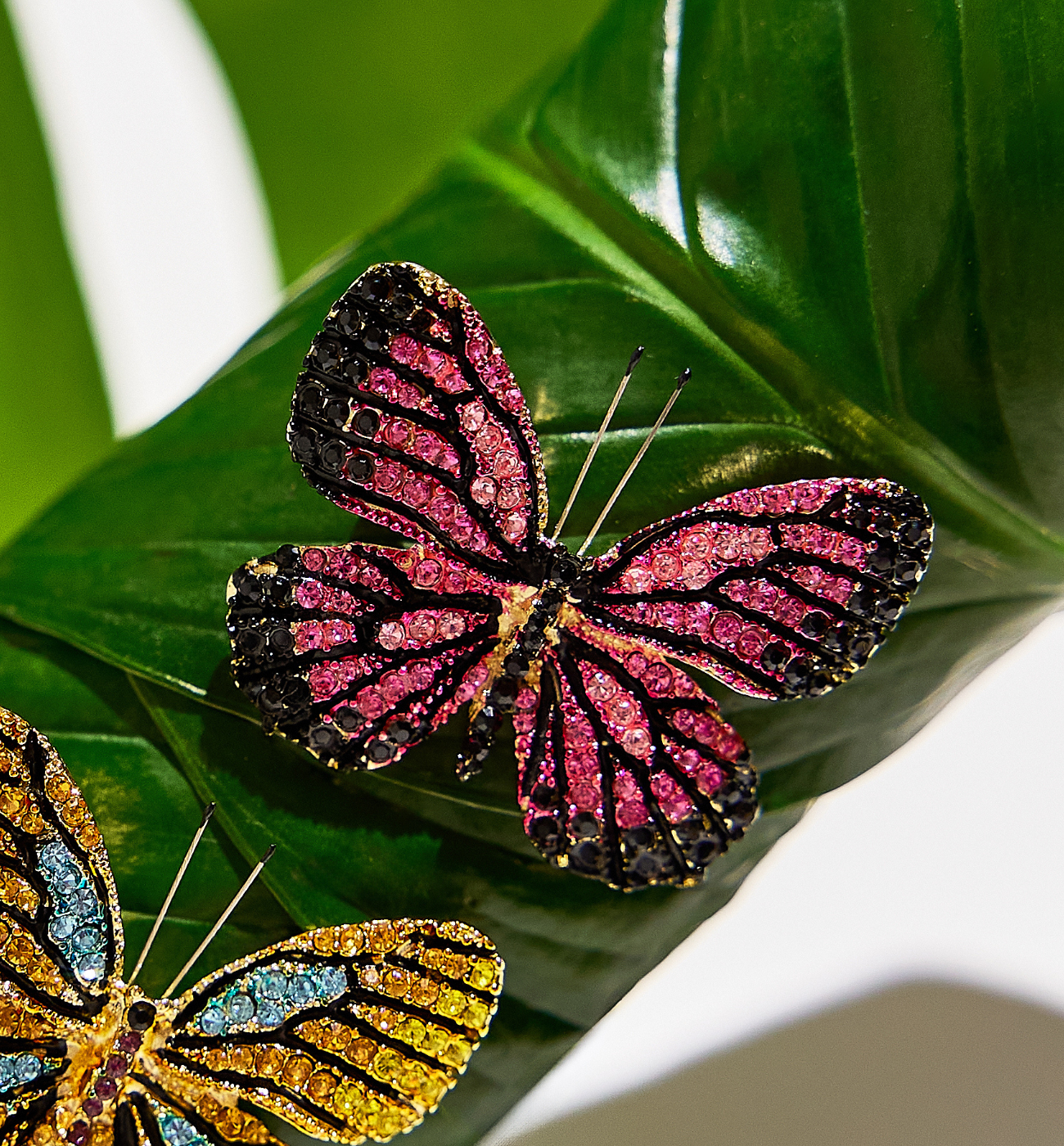 Broszka z kolorowym motylem Papillon BRPI0004 - By Dziubeka