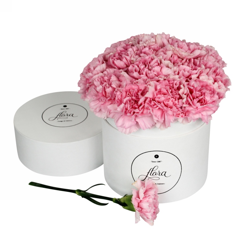 FlowerBox - różowe goździki w białym pudełku (średni)