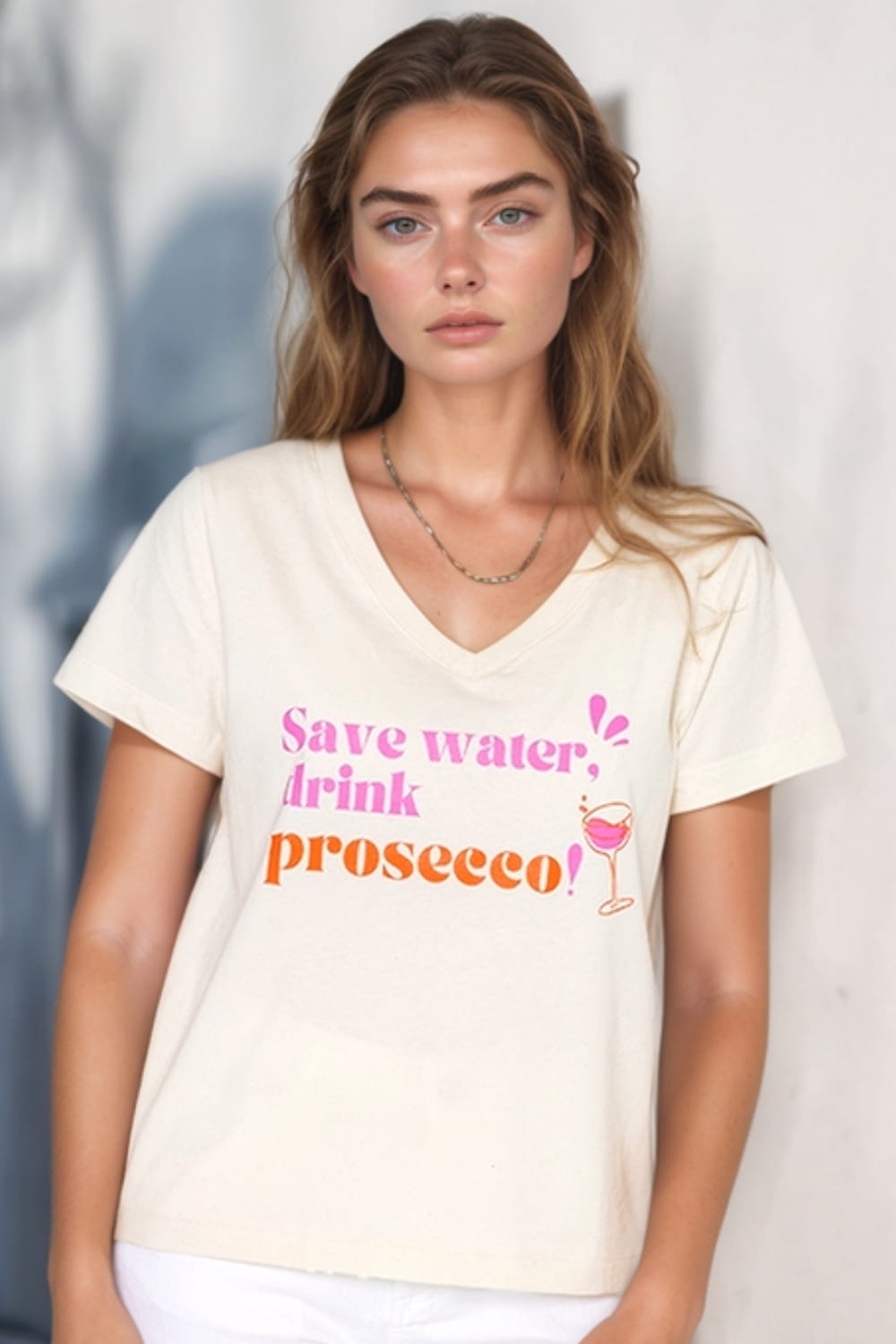 T-Shirt mit V-Ausschnitt und Prosecco-Print – Melange-Beige