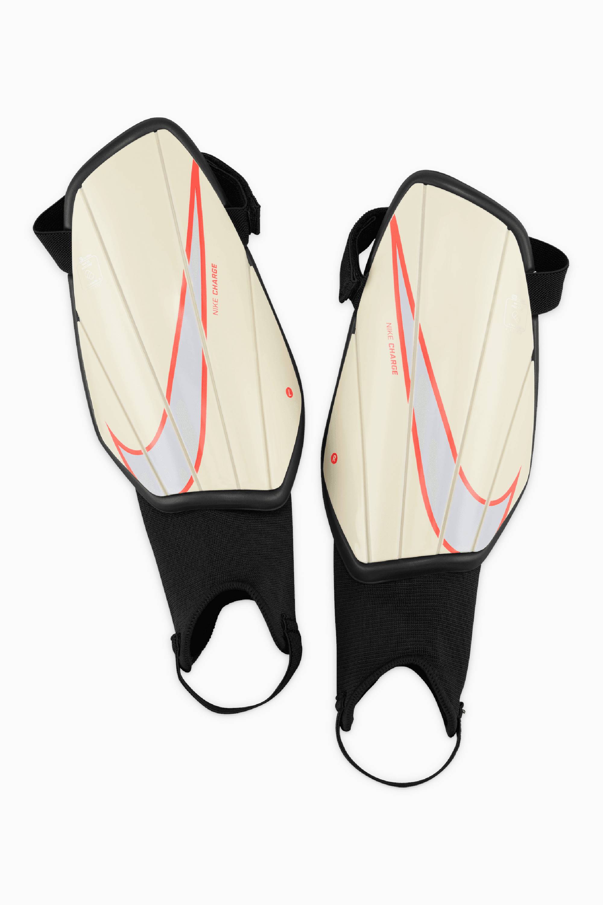 Ochraniacze Nike Charge - Biały