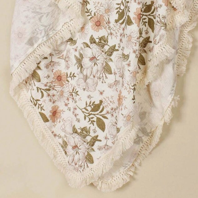 Otulacz muślinowy z frędzlami boho kwiaty NS