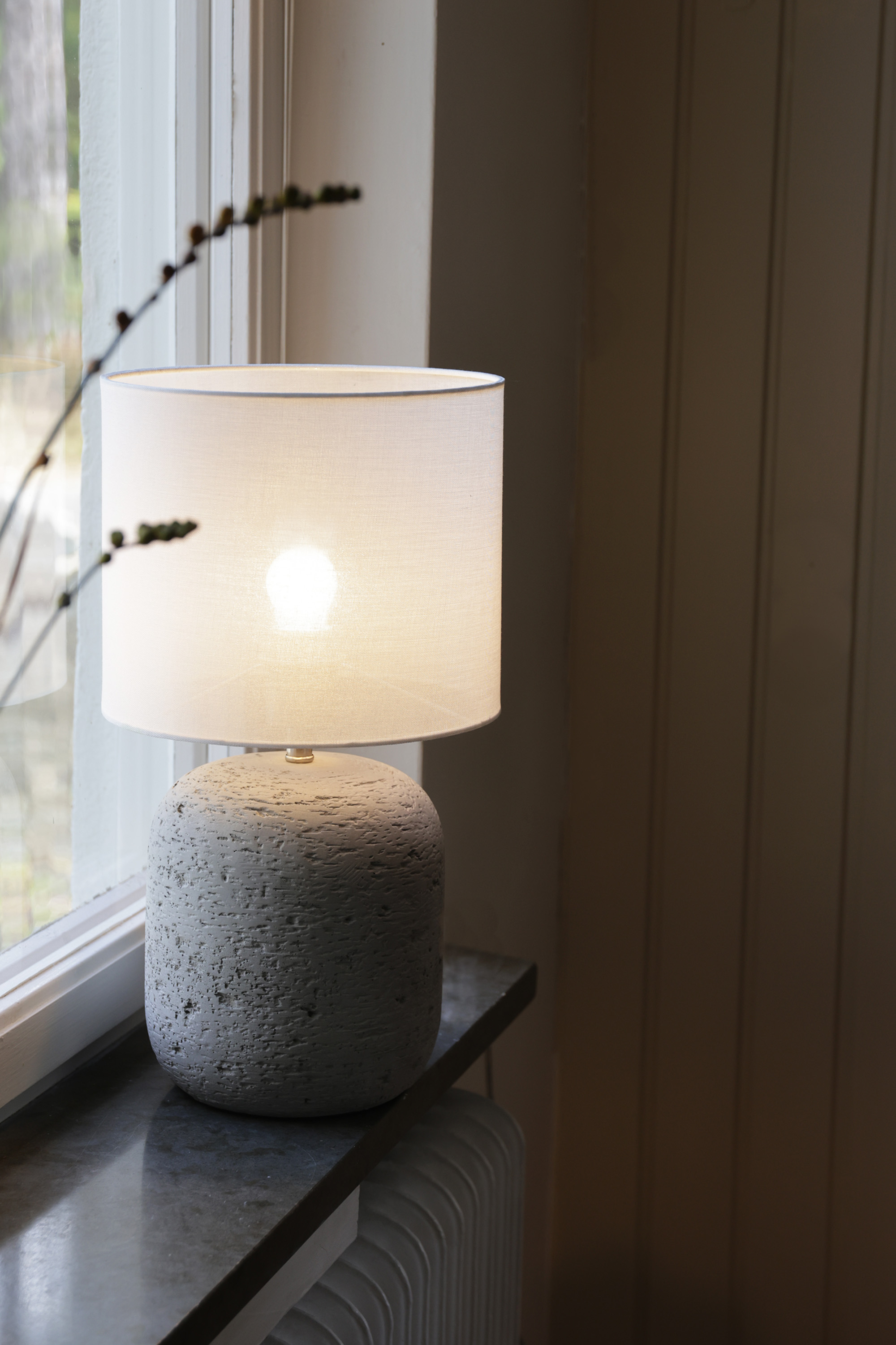 Markslöjd Montagna lampa stołowa 1x40 W szara-cement-ecru 108862