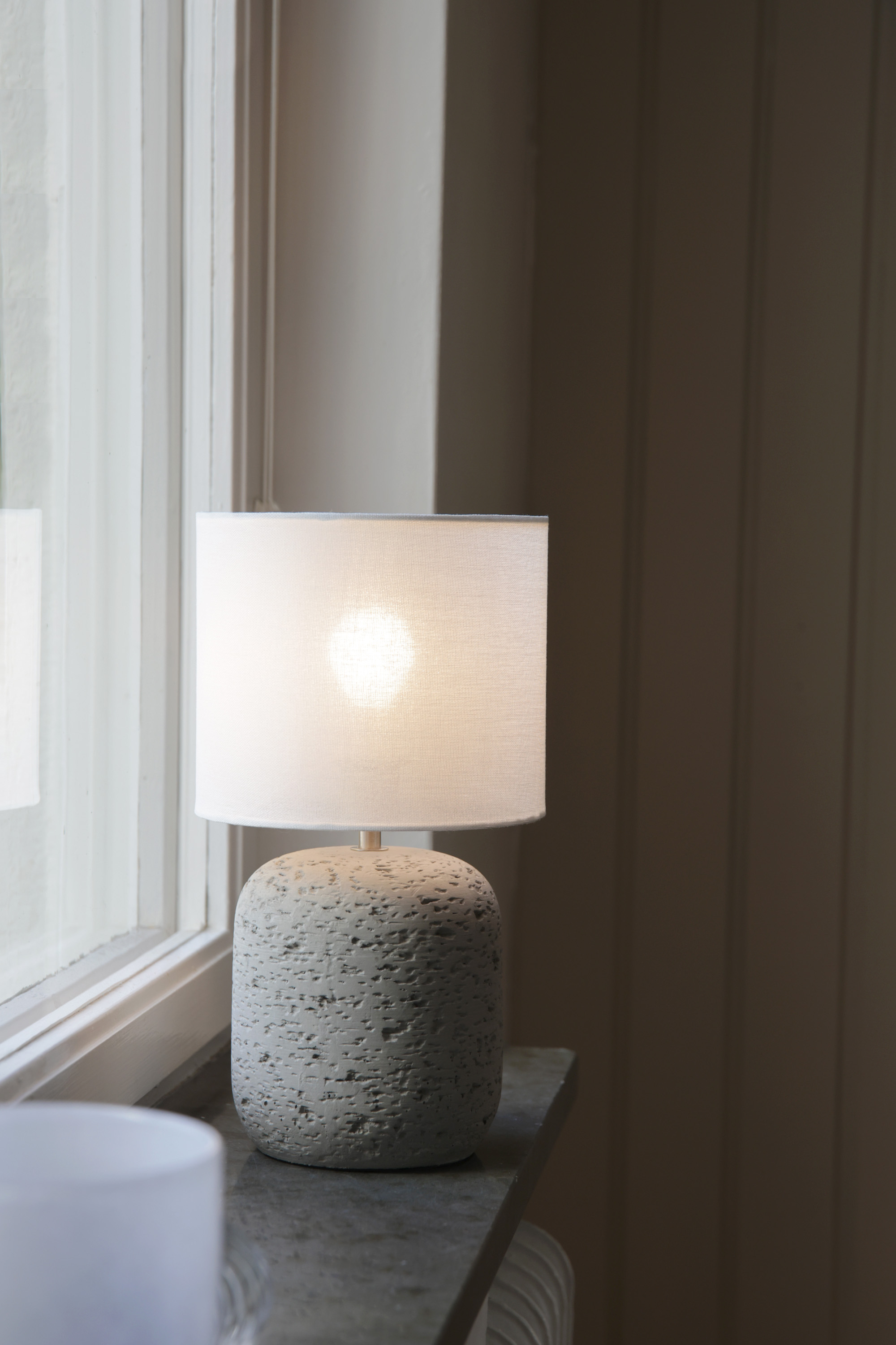 Markslöjd Montagna lampa stołowa 1x40 W szara-cement-ecru 108861