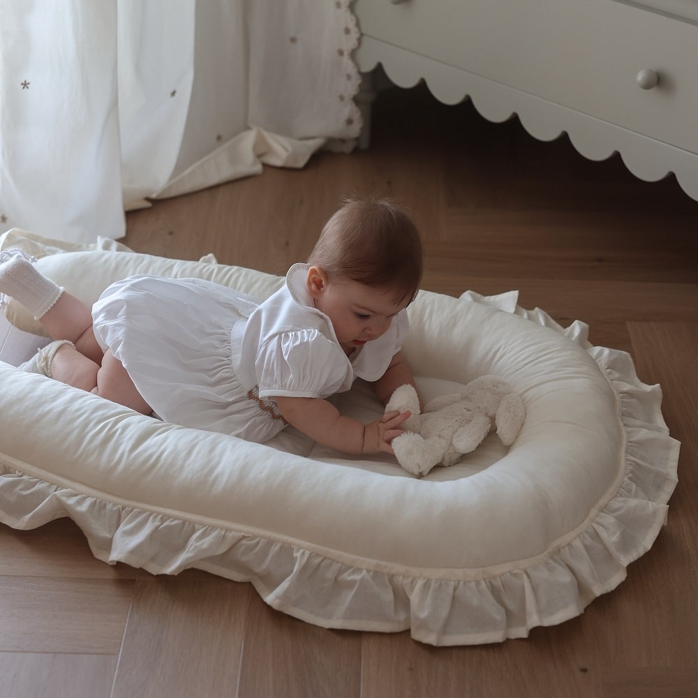 Kokon niemowlęcy ecru z falbanką