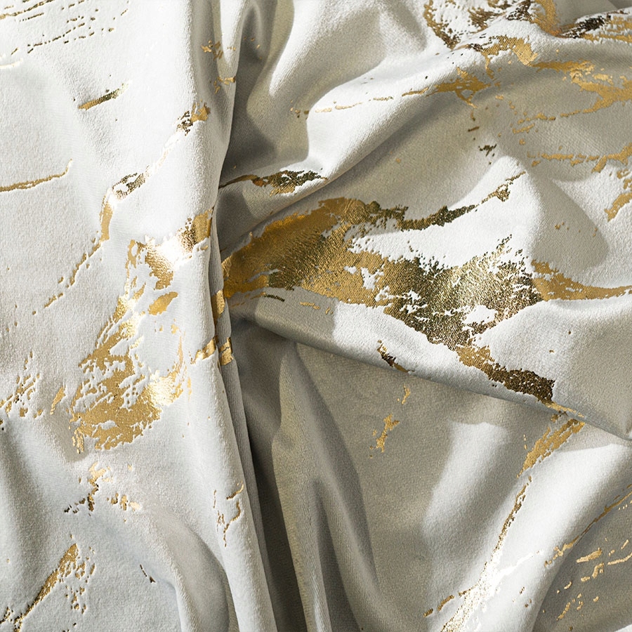 Pastelowo-szara tkanina na zasłony welwetowa ze złotym wzorem 300 cm metraż