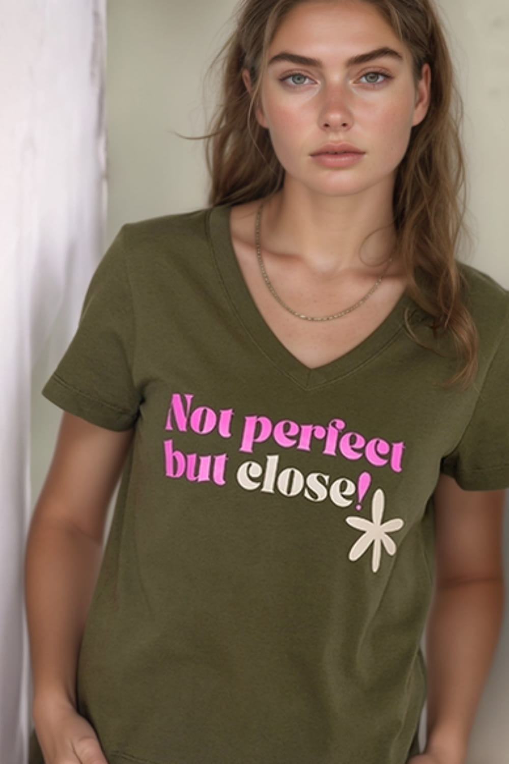 V-Ausschnitt T-Shirt mit Print Perfect – Khaki