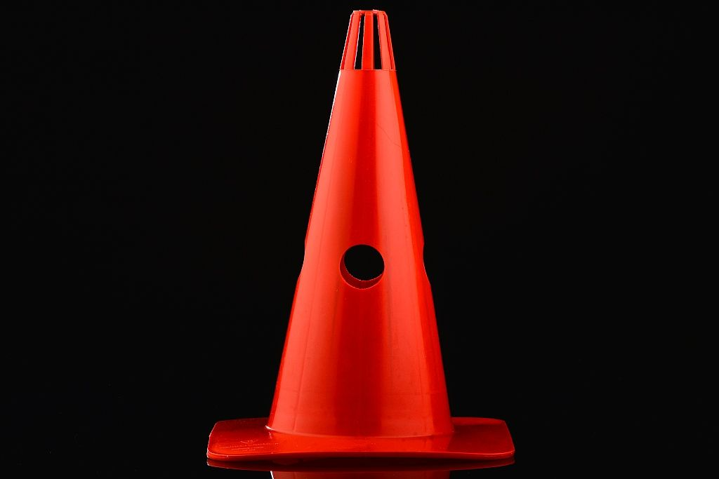 Pachołek 25cm czerwony z otworami