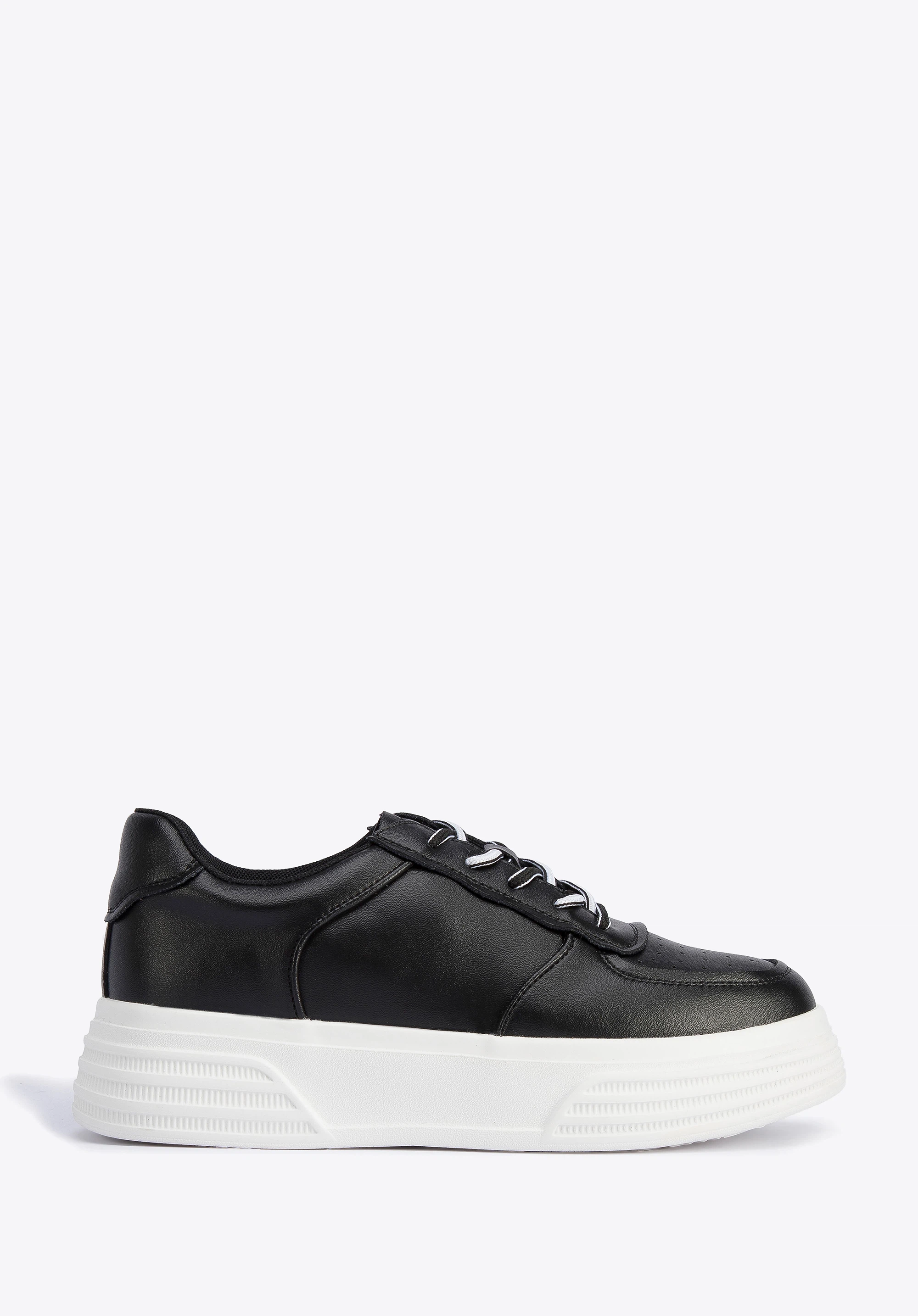 Damskie sneakersy skórzane na lekkiej platformie czarno-białe