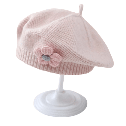 Beret pudrowy róż z kwiatuszkiem NS