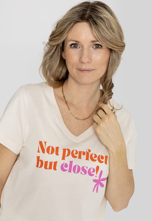 T-Shirt mit V-Ausschnitt und Not Perfect-Print – Melange-Beige