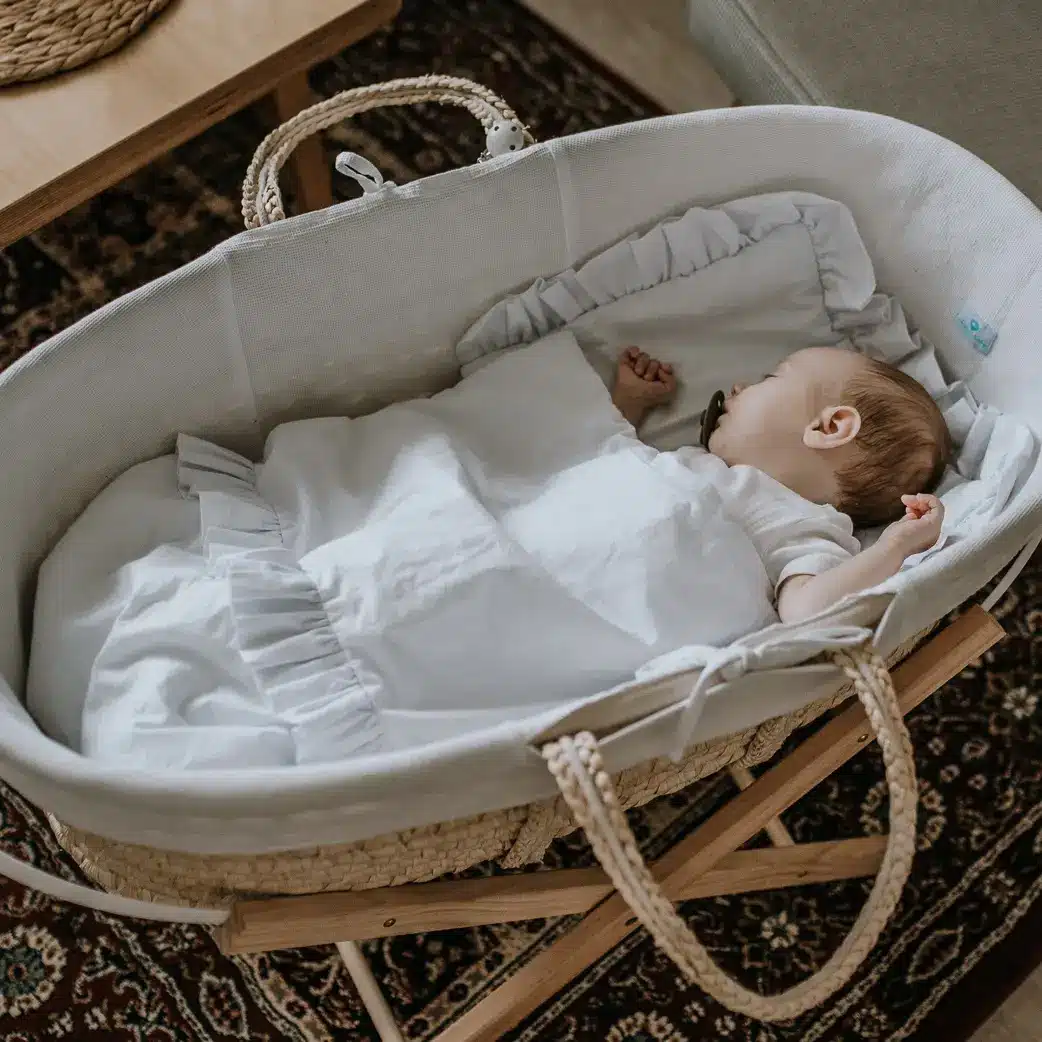 Komplet pościeli biała z falbanką - 50x75 + poduszka 30x40 - Tak