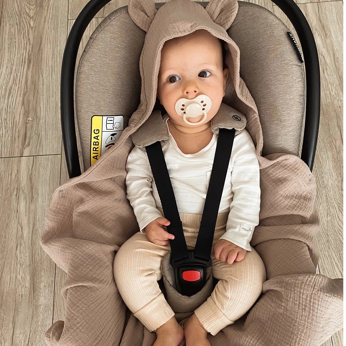 Letni muślinowy otulacz do fotelika samochodowego z uszkami beż IF