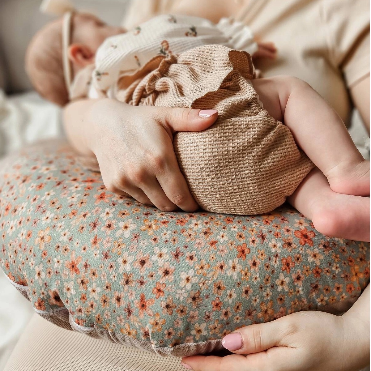 Poduszka rogal do karmienia velvet Spring Meadow IF