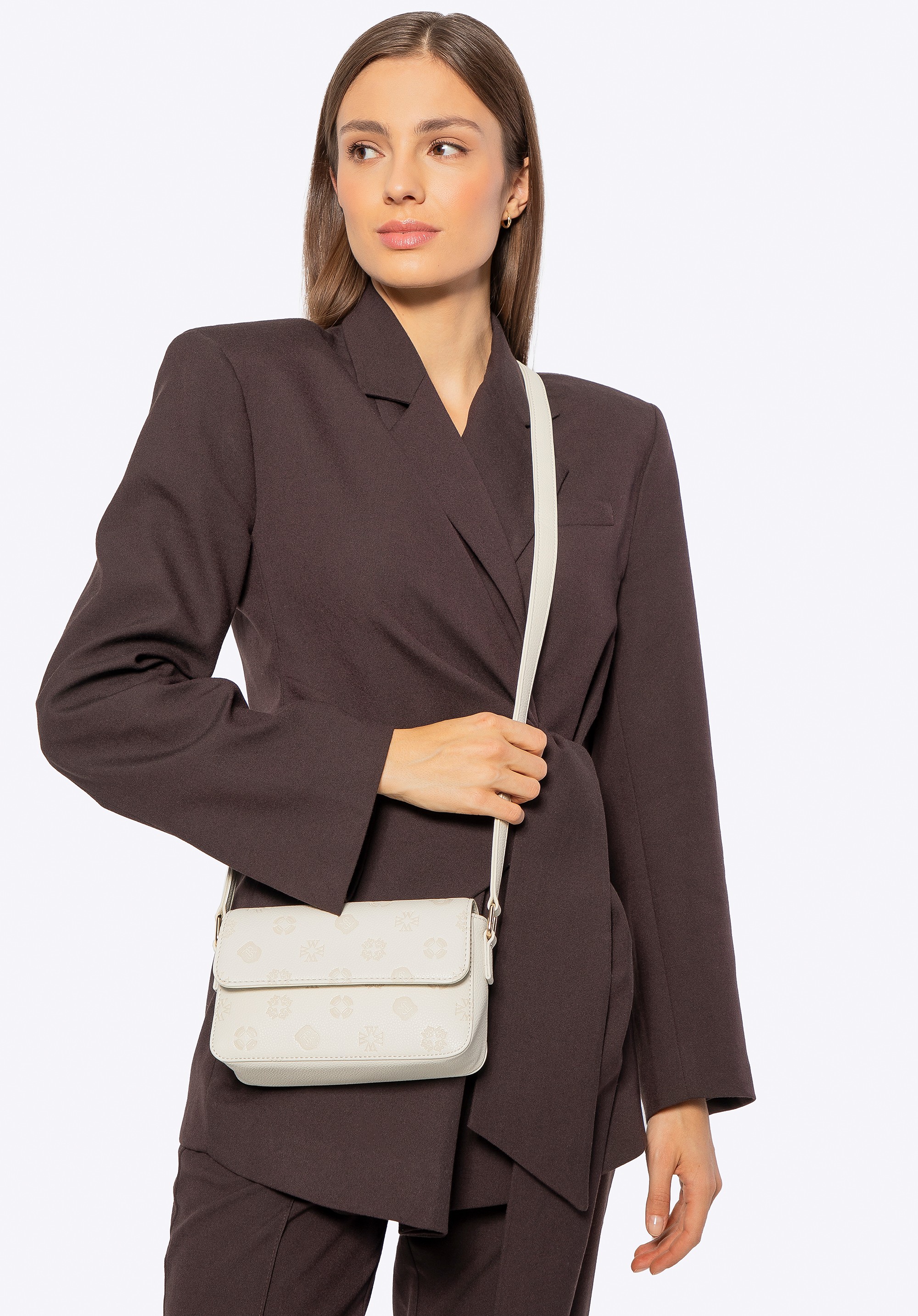 Damska listonoszka z ekoskóry z tłoczoną sygnaturą mała kremowa