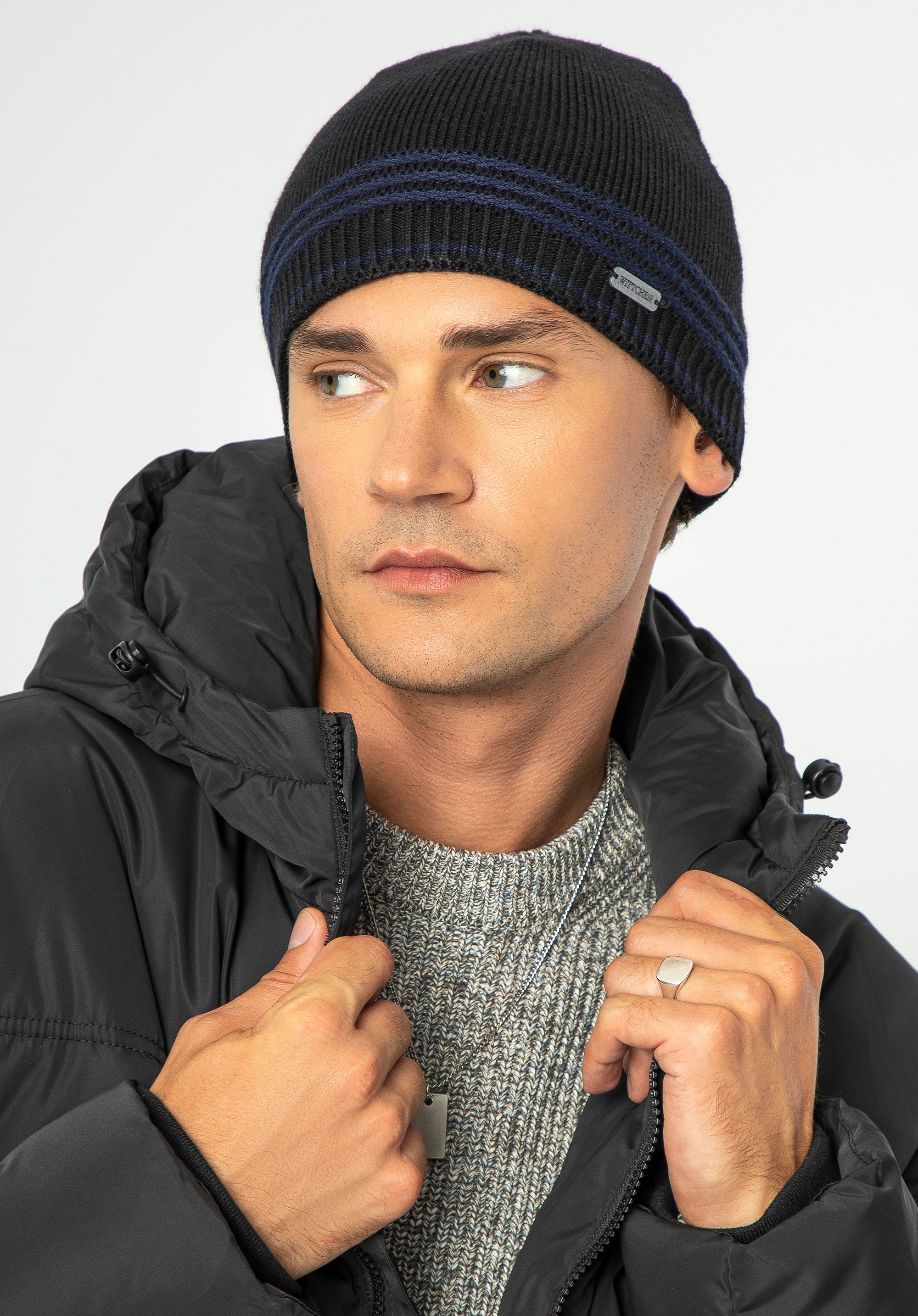 Męska czapka z kolorowymi paskami czarna