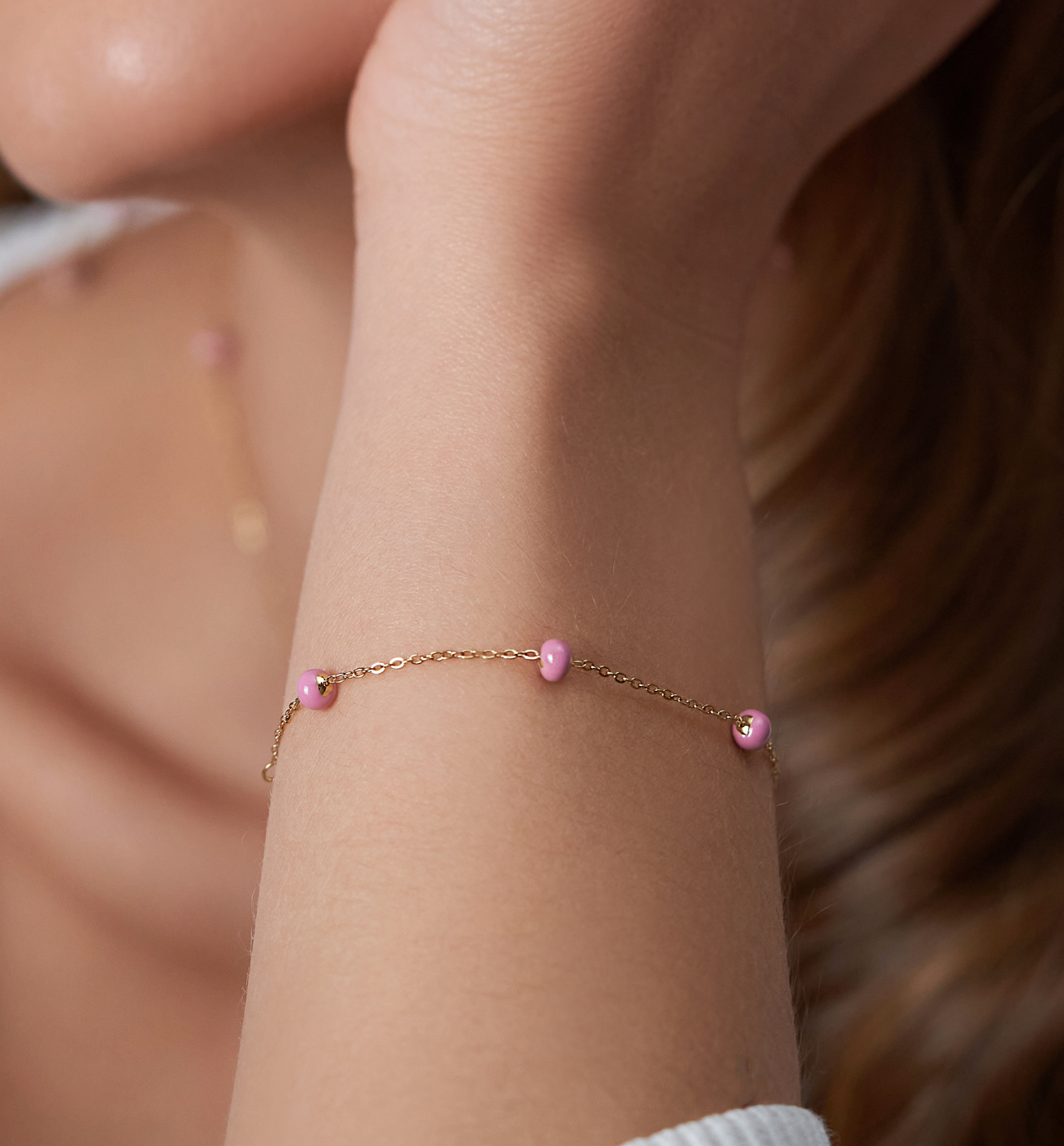 Bransoletka z kuleczkami z różową emalią Chillin - By Dziubeka
