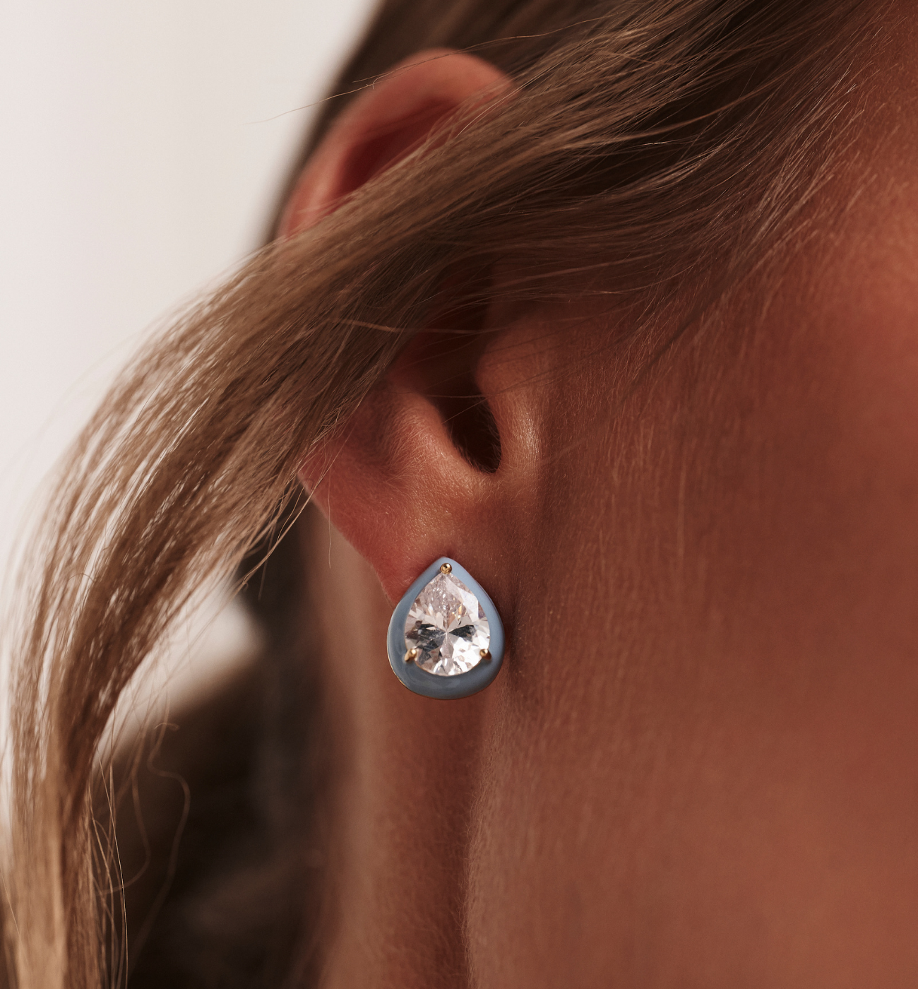 Kolczyki złote z błękitną emalią i cyrkonią KLU0107 - By Dziubeka