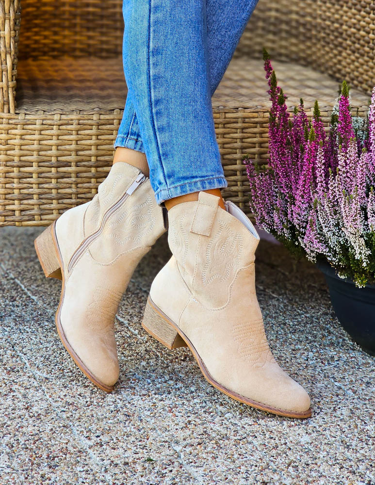 Krótkie Beżowe Zamszowe Botki Kowbojki Na Płaskim Spodzie