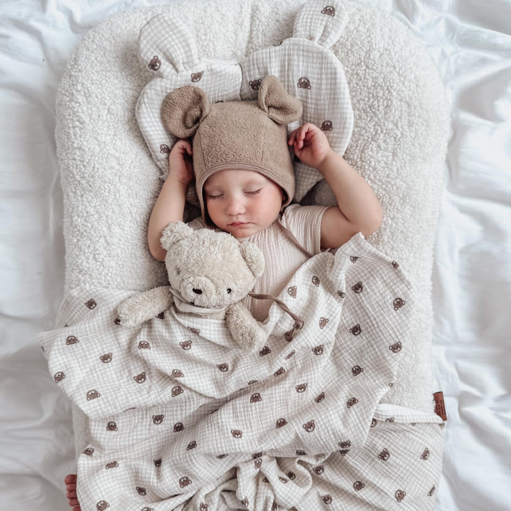 Zestaw muślinowy poduszka miś + otulacz Misie i Krateczka BW