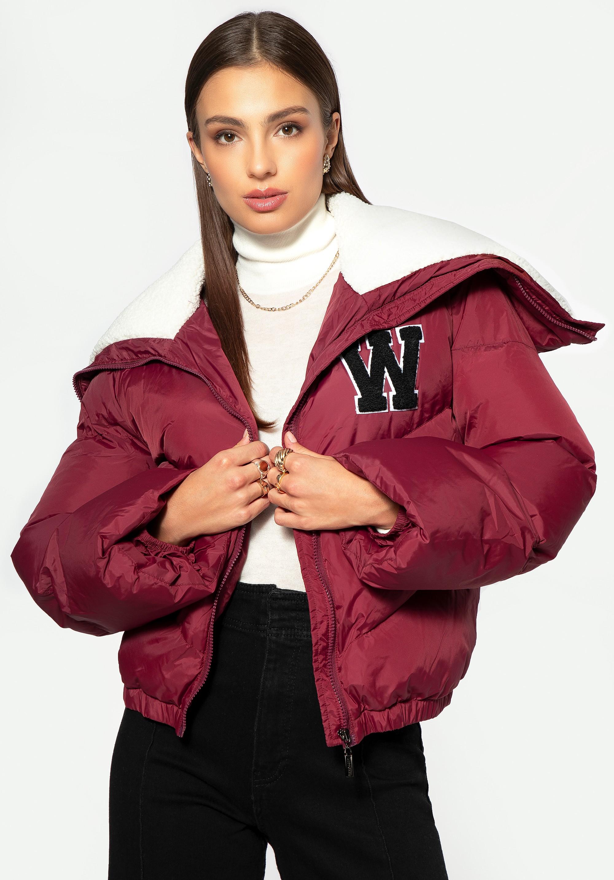 Damska kurtka oversize z kołnierzem podszytym sztucznym barankiem ciemnoczerwona