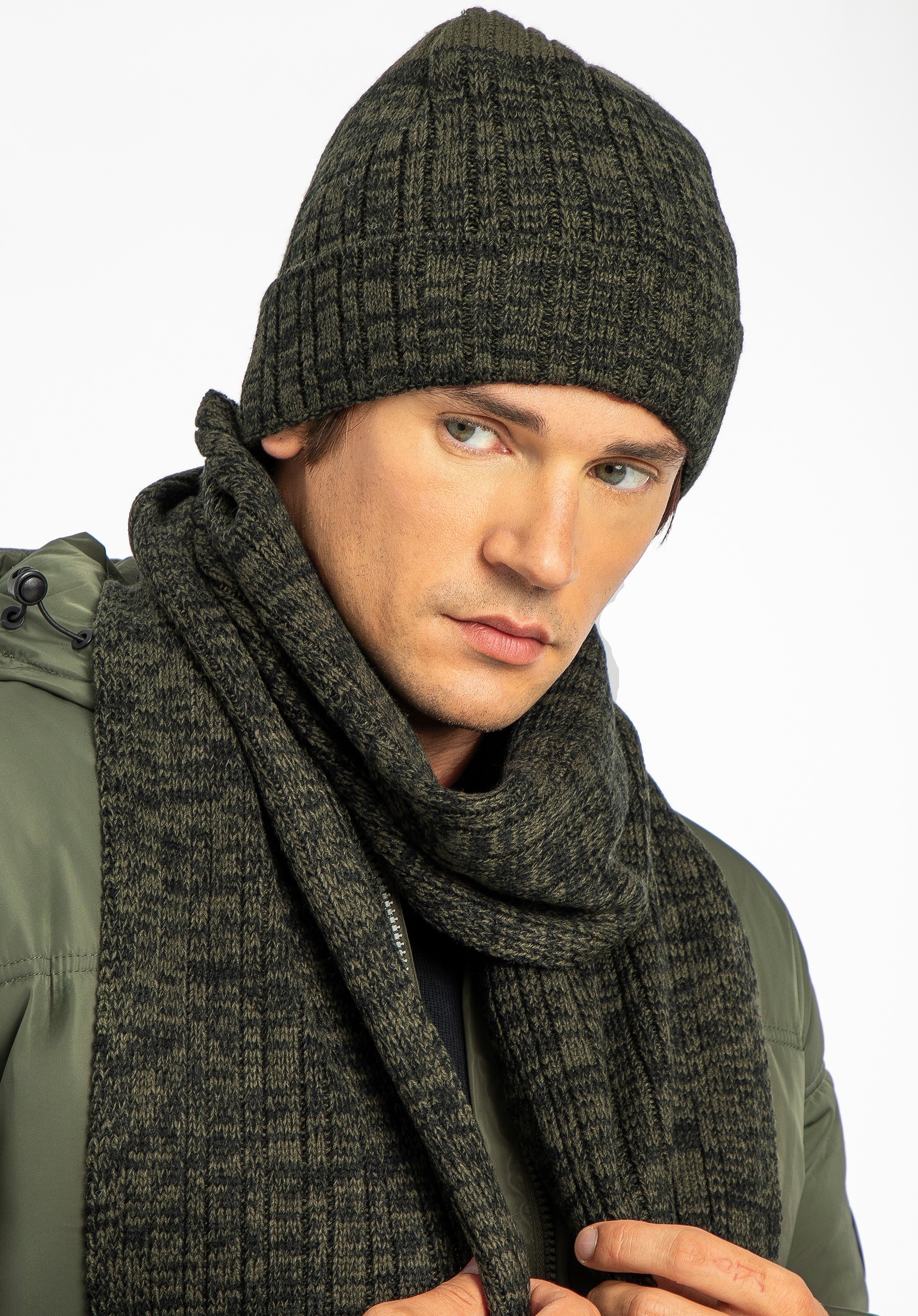 Zimowy komplet męski o grubym splocie zielony