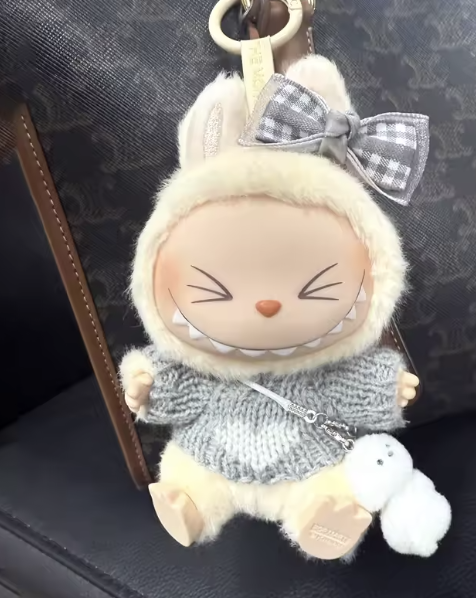 Szare ubranko dla Labubu 266