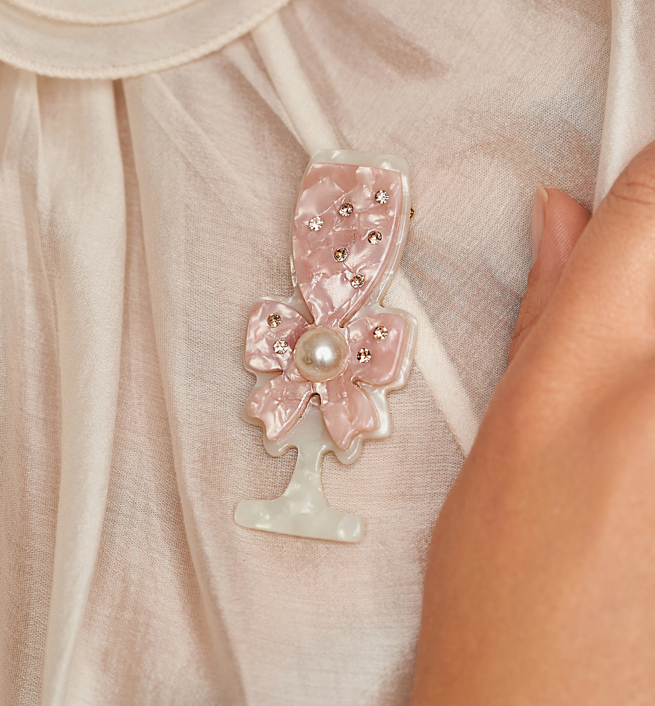 Broszka z różowym kieliszkiem i kokardką Glow Gift BRZA0040