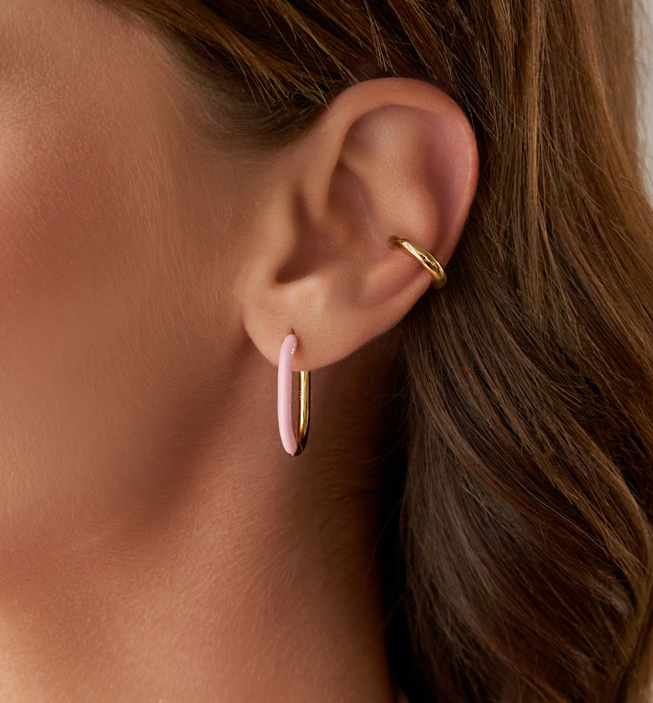 Kolczyki złote z różową emalią owalne Enamel - By Dziubeka