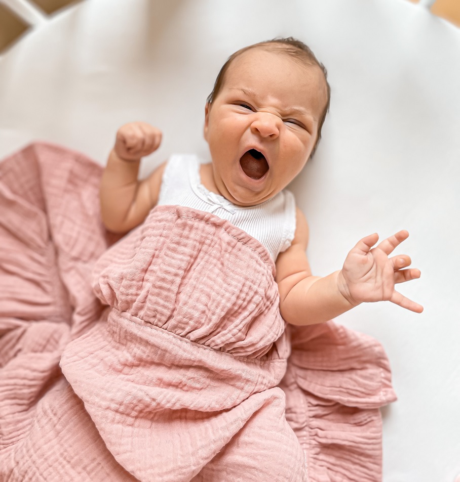 Kocyk muślinowy z falbanką brudny róż