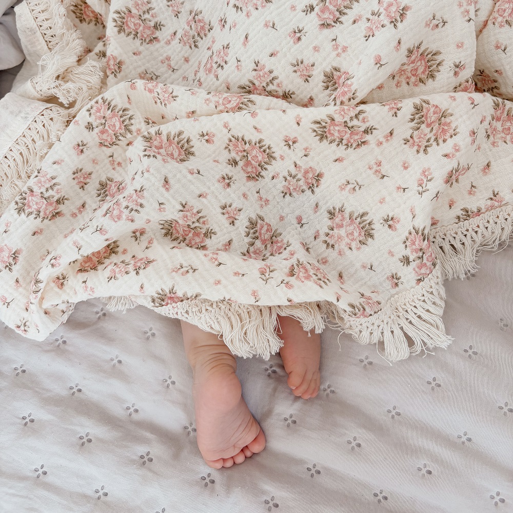Otulacz muślinowy Pudrowe Różyczki z frędzlami 100x120 cm Wyprzedaż