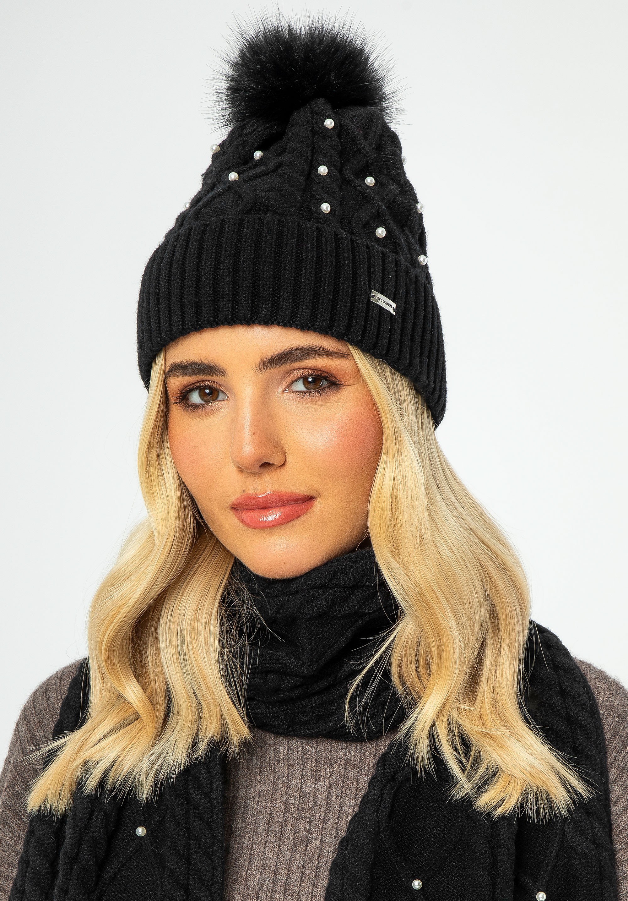 Damska czapka z pomponem i perełkami czarna